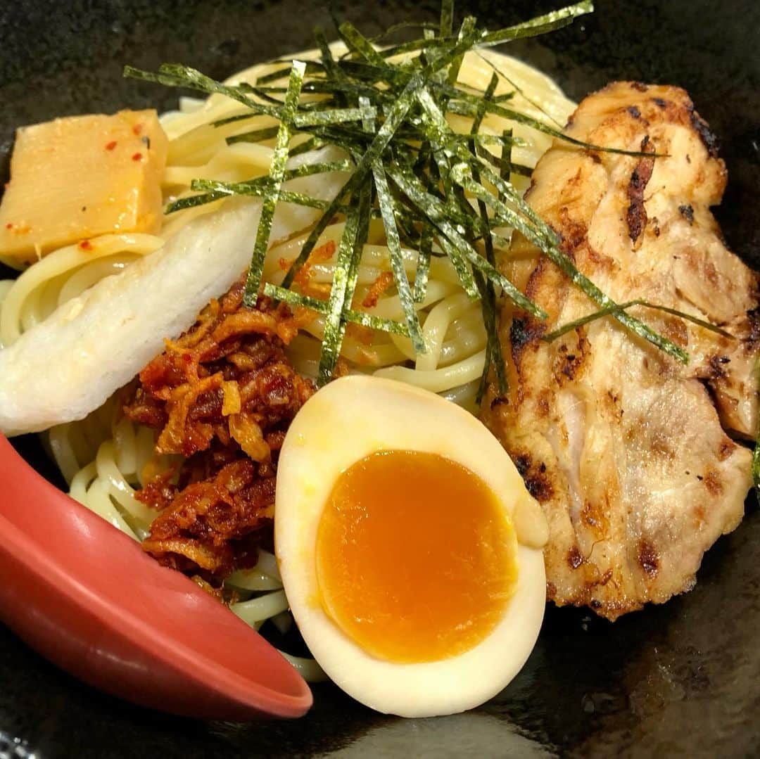 佐藤由季さんのインスタグラム写真 - (佐藤由季Instagram)「良いでしょ〜😋🍜✨ そんな羨ましがられる 今日のbayfmプレシャスレポートは #味噌つけ麺 #麺場 #田所商店 から 八田さんとANNAさん応援隊の皆さんと 生中継でした🎤  私も大好きな田所商店さんのラーメン🍜 先日もプライベートで並びました🤤 やはり、味噌は日本人の宝物。ですよね✨  今回は3/25にオープンしたばかりの 田所商店さんでは初の味噌つけ麺専門店💡 つけ麺だとお味噌の風味がダイレクトに 感じられるからこれまた良いんです🥰  #仙台辛味噌  コク深くて後味ピリッと引き締まる感じ 人気メニューなのも分かるなぁ〜 #伊勢味噌  濃ゆくてどっしりした感じ あおさの風味も最高〜 #江戸前味噌  まろやかでクリーミーな甘い感じ 特にお子さんや女性も好きだろうなぁ〜  麺もつけ麺用でもっちもちののどごしつるん 麺を食べ終わった後のスープ割りも 絶対にお願いして下さい‼︎ 出汁と合わさると…特上のお味噌汁のよう♡  という結果、恐らく、、、 約2食分🍜🍜＋ミニミニカレー🍛 美味しく完食😋ご馳走様でした🙏 由季団扇も作ってもらえるように（笑） これからも全国各地、そして世界にもある 田所商店さんへ通い続けたいと思います🍜  #bayfm  #アンナミラクル  #プレシャスレポート  #麺場田所商店  #つけ麺 も美味しいんだなぁ🍜 #味噌漬け炙りチャーシュー も大ファン😍 #食いしん坊  #フリーアナウンサー  #佐藤由季  #堂々と周りに飛ばしながら口いっぱい頬張っていましたとさ 😂🙏 #次はどこの店舗さんへ伺おうかな 〜🍜」4月10日 23時05分 - yukisato0710