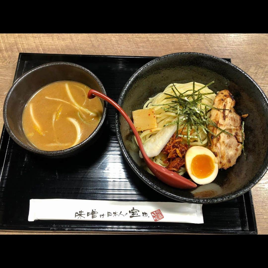 佐藤由季さんのインスタグラム写真 - (佐藤由季Instagram)「良いでしょ〜😋🍜✨ そんな羨ましがられる 今日のbayfmプレシャスレポートは #味噌つけ麺 #麺場 #田所商店 から 八田さんとANNAさん応援隊の皆さんと 生中継でした🎤  私も大好きな田所商店さんのラーメン🍜 先日もプライベートで並びました🤤 やはり、味噌は日本人の宝物。ですよね✨  今回は3/25にオープンしたばかりの 田所商店さんでは初の味噌つけ麺専門店💡 つけ麺だとお味噌の風味がダイレクトに 感じられるからこれまた良いんです🥰  #仙台辛味噌  コク深くて後味ピリッと引き締まる感じ 人気メニューなのも分かるなぁ〜 #伊勢味噌  濃ゆくてどっしりした感じ あおさの風味も最高〜 #江戸前味噌  まろやかでクリーミーな甘い感じ 特にお子さんや女性も好きだろうなぁ〜  麺もつけ麺用でもっちもちののどごしつるん 麺を食べ終わった後のスープ割りも 絶対にお願いして下さい‼︎ 出汁と合わさると…特上のお味噌汁のよう♡  という結果、恐らく、、、 約2食分🍜🍜＋ミニミニカレー🍛 美味しく完食😋ご馳走様でした🙏 由季団扇も作ってもらえるように（笑） これからも全国各地、そして世界にもある 田所商店さんへ通い続けたいと思います🍜  #bayfm  #アンナミラクル  #プレシャスレポート  #麺場田所商店  #つけ麺 も美味しいんだなぁ🍜 #味噌漬け炙りチャーシュー も大ファン😍 #食いしん坊  #フリーアナウンサー  #佐藤由季  #堂々と周りに飛ばしながら口いっぱい頬張っていましたとさ 😂🙏 #次はどこの店舗さんへ伺おうかな 〜🍜」4月10日 23時05分 - yukisato0710