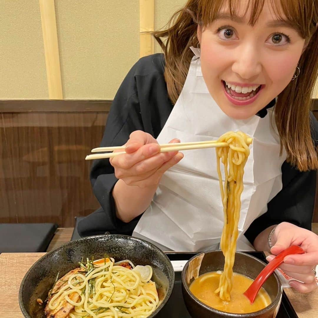 佐藤由季さんのインスタグラム写真 - (佐藤由季Instagram)「良いでしょ〜😋🍜✨ そんな羨ましがられる 今日のbayfmプレシャスレポートは #味噌つけ麺 #麺場 #田所商店 から 八田さんとANNAさん応援隊の皆さんと 生中継でした🎤  私も大好きな田所商店さんのラーメン🍜 先日もプライベートで並びました🤤 やはり、味噌は日本人の宝物。ですよね✨  今回は3/25にオープンしたばかりの 田所商店さんでは初の味噌つけ麺専門店💡 つけ麺だとお味噌の風味がダイレクトに 感じられるからこれまた良いんです🥰  #仙台辛味噌  コク深くて後味ピリッと引き締まる感じ 人気メニューなのも分かるなぁ〜 #伊勢味噌  濃ゆくてどっしりした感じ あおさの風味も最高〜 #江戸前味噌  まろやかでクリーミーな甘い感じ 特にお子さんや女性も好きだろうなぁ〜  麺もつけ麺用でもっちもちののどごしつるん 麺を食べ終わった後のスープ割りも 絶対にお願いして下さい‼︎ 出汁と合わさると…特上のお味噌汁のよう♡  という結果、恐らく、、、 約2食分🍜🍜＋ミニミニカレー🍛 美味しく完食😋ご馳走様でした🙏 由季団扇も作ってもらえるように（笑） これからも全国各地、そして世界にもある 田所商店さんへ通い続けたいと思います🍜  #bayfm  #アンナミラクル  #プレシャスレポート  #麺場田所商店  #つけ麺 も美味しいんだなぁ🍜 #味噌漬け炙りチャーシュー も大ファン😍 #食いしん坊  #フリーアナウンサー  #佐藤由季  #堂々と周りに飛ばしながら口いっぱい頬張っていましたとさ 😂🙏 #次はどこの店舗さんへ伺おうかな 〜🍜」4月10日 23時05分 - yukisato0710