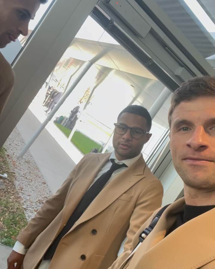 トーマス・ミュラーのインスタグラム：「On our way to Manchester 🔥🔥  1vs2 the serious one or the real one ? 😜  @jpcancelo @sergegnabry   #comeonfcb #clnights #sergewillscoretomorrow」