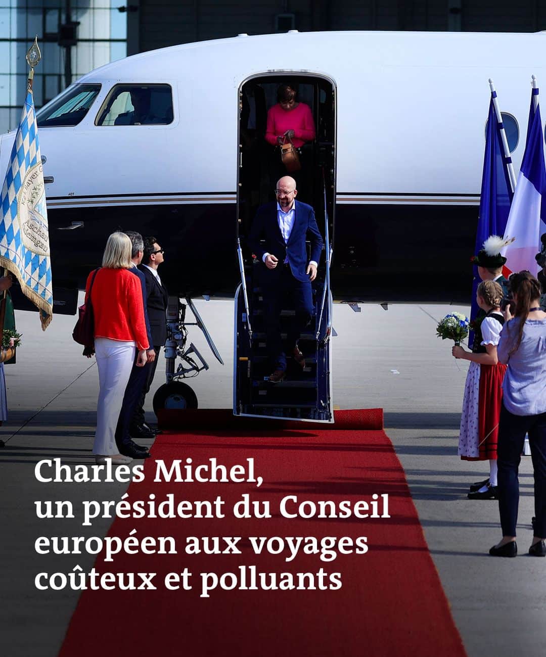 ルモンドのインスタグラム：「A Bruxelles, le goût de Charles Michel pour les voyages fait jaser. Depuis le reflux du Covid-19, le président du Conseil européen s’est transformé en véritable globe-trotter. De New York à Pékin, de Phnom Penh à Johannesburg, de Doha à Tokyo, en passant par Berlin, Paris ou Prague, il parcourt la planète. Dans les institutions, des diplomates comme des fonctionnaires s’offusquent des déplacements « coûteux » de l’ex-premier ministre belge. La presse spécialisée sur les affaires communautaires, que Charles Michel et son entourage consultent avec angoisse chaque matin, se fait régulièrement l’écho de ces critiques. Une enquête du Monde atteste une augmentation substantielle des dépenses du dirigeant européen et un usage intensif des avions privés, très coûteux et néfaste en termes de bilan carbone.  Pour 2024, le budget du président du Conseil européen, en cours d’adoption, s’élève à 2,6 millions d’euros, en hausse de 27,5 % par rapport à 2023, comme l’a révélé Politico. Cette augmentation s’explique « principalement », indique le secrétariat général du Conseil dans une note du 1er mars, par « l’intense activité internationale » de Charles Michel « à la suite de la guerre en Ukraine ». « Il faut expliquer aux pays tiers nos sanctions contre Moscou et lutter contre le narratif de Poutine selon lequel elles seraient responsables de l’inflation », détaille son entourage. Lors d’une réunion consacrée au sujet, le 9 mars, neuf pays, dont l’Allemagne, l’Italie et la Pologne, ont néanmoins demandé des « éclaircissements » sur cette hausse. L’Autriche et la Slovaquie ont évoqué les « problèmes d’image » qu’un tel train de vie peut poser. - Vous avez lu 11% de cet article. - Photo : Charles Michel, président du Conseil européen, à son arrivée à l’aéroport de Munich (Allemagne), avant le sommet des dirigeants du G7, le 26 juin 2022. Bloomberg via Getty Images - Retrouvez notre article en suivant le lien linkinbio sur notre profil.⁣⁣ -  #charlesmichel #conseileuropeen #bruxelles #gabegie #luxaviation」