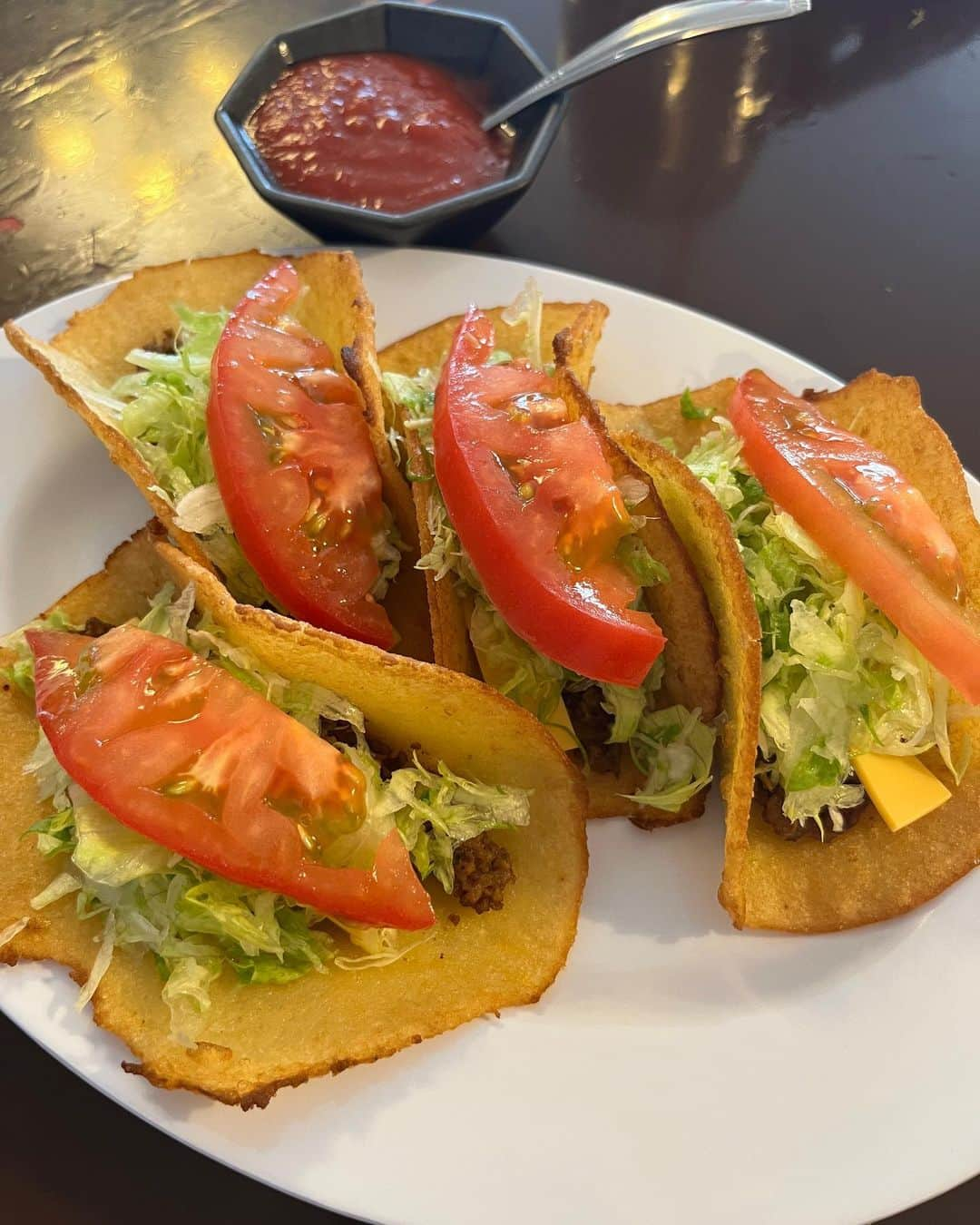 しよりさんのインスタグラム写真 - (しよりInstagram)「メキシコのタコスの生地がもちもちで美味しすぎて🌮 浜屋のソーキは今まで食べた中で1番ぷるっぷるで どちらも本当に美味し過ぎた！ また沖縄行ったらマストで食べたい。  2日目はモーニングで４分目にしてね、 って言ってた麻貴さんのお皿見たら いつもより盛っててさすがに大丈夫ですか？って聞いた。笑 朝からいっぱい食べたけど 🚲借りてタコス食べに行ってビーチまでサイクリング🚴‍♀️  一日アクティブに動いていっぱい食べて飲んで 楽し過ぎた２日目でした🌺  #沖縄旅行 #沖縄グルメ #タコス #メキシコ #浜屋 #沖縄そば#ショートスタイリング #ショートヘアー #ショートカット女子 #cene」4月10日 23時01分 - shiyooori