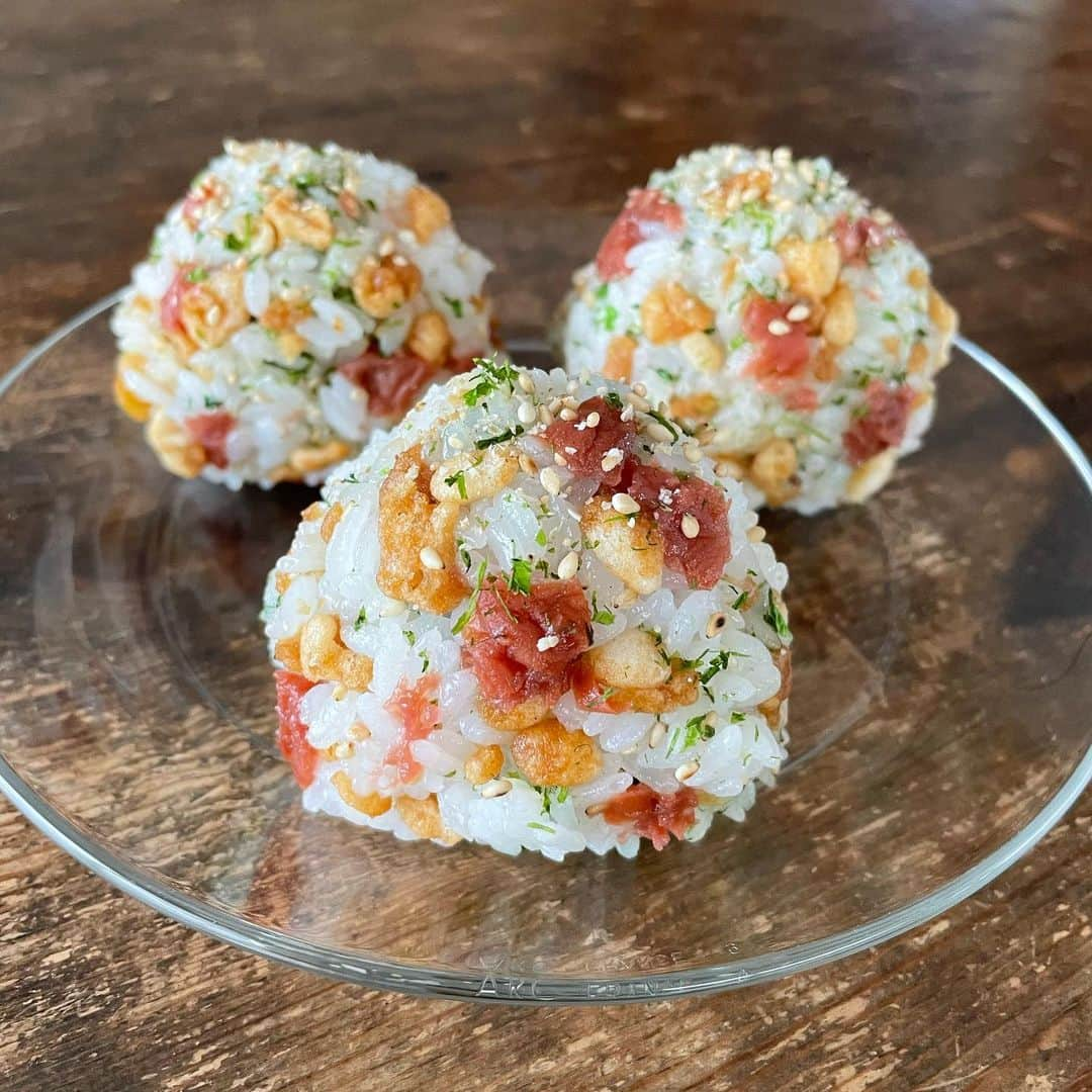 Tesshiさんのインスタグラム写真 - (TesshiInstagram)「梅干し天かす青のりでおにぎり Onigiri with Umeboshi, Tempura bits and Aonori seaweed #ごちそうおにぎり #yummy #homemade #healthy #onigiri #rice #umeboshi #tempura #aonori #おいしい #おにぎり #おむすび #梅干し #天かす #青のり #マカロニメイト #フーディーテーブル #手作り  天かすはめんつゆで絡める Coat the Tempura bits with Mentsuyu sauce  お米は @yukitsubakiofficial #新米予約 雪椿オフィシャルサイト、ふるさと納税サイト、楽天市場、Yahoo!ショッピング、ギフトモールで承り中です」4月10日 23時05分 - tmytsm