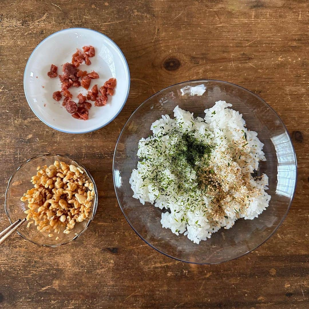 Tesshiさんのインスタグラム写真 - (TesshiInstagram)「梅干し天かす青のりでおにぎり Onigiri with Umeboshi, Tempura bits and Aonori seaweed #ごちそうおにぎり #yummy #homemade #healthy #onigiri #rice #umeboshi #tempura #aonori #おいしい #おにぎり #おむすび #梅干し #天かす #青のり #マカロニメイト #フーディーテーブル #手作り  天かすはめんつゆで絡める Coat the Tempura bits with Mentsuyu sauce  お米は @yukitsubakiofficial #新米予約 雪椿オフィシャルサイト、ふるさと納税サイト、楽天市場、Yahoo!ショッピング、ギフトモールで承り中です」4月10日 23時05分 - tmytsm