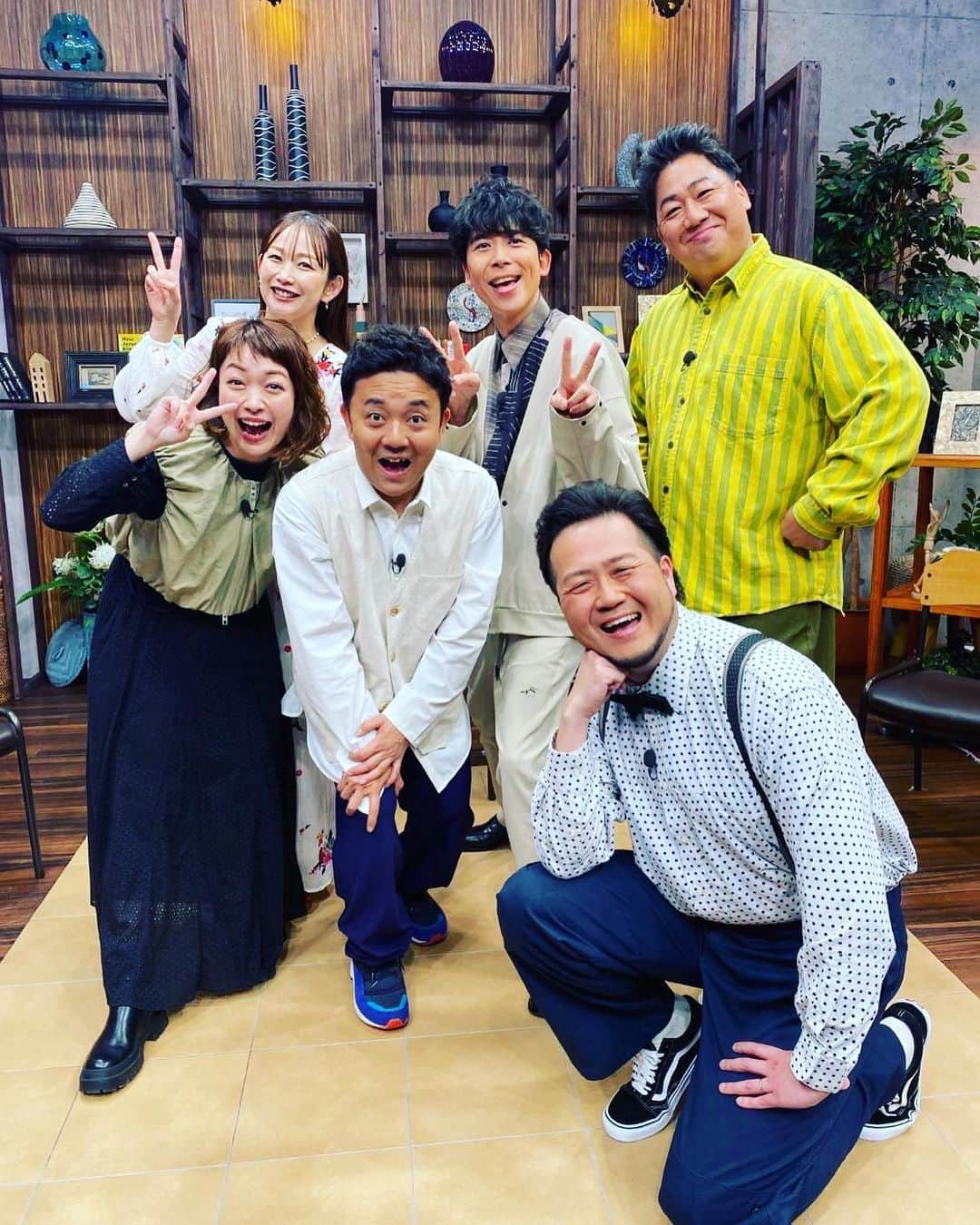 川原豪介さんのインスタグラム写真 - (川原豪介Instagram)「新番組【たくなる】の最初のスタジオ収録でした！6人揃って初めての収録。めちゃくちゃ楽しかった😁 初回放送は4月22日土曜18時55分からの２時間SPです。是非是非見て下さーい😁 #テレq  #たくなる  #パラシュート部隊  #ブルーリバー  #中上真亜子  #小雪  #たくなるステッカーできとった」4月10日 23時14分 - blueriver_kawa