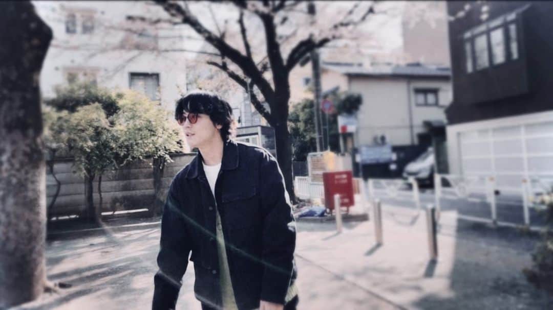 猪野広樹のインスタグラム：「僕らが信じる真実は　誰かの創作かもしれない 僕らが見てるこの世界は　誰かの悪意かもしれない 人が人である理由が　人の中にしかないのなら 明け渡してはいけない場所　それを心と呼ぶんでしょ  古いSF映画  amazarashi」