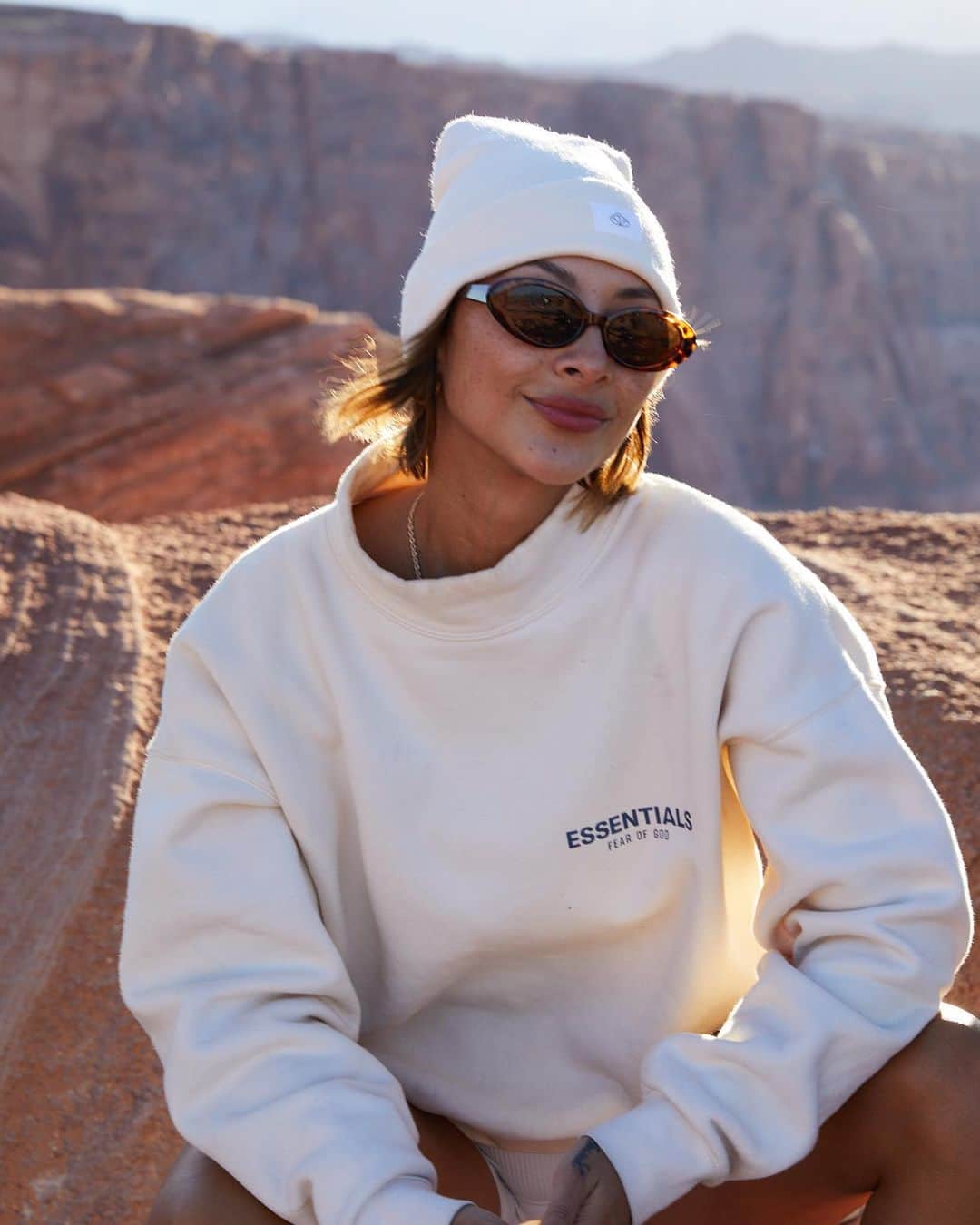 ジョーディン・テイラーのインスタグラム：「Still reeling from my time in Zion with my Outsiders family. We hiked, we biked, we ooh’d we awe’d, we did doughnuts in the sand and then ate them for breakfast. What a blessing to head out on an adventure with 22 strangers and leave with lasting friendships. 💛 we now have an Outsiders community established in 4 cities with more on the way! Be sure to add @outsiders.la @outsidersny @outsiders.chi @outsiders.sthlm to stay in the loop about future adventures!!」