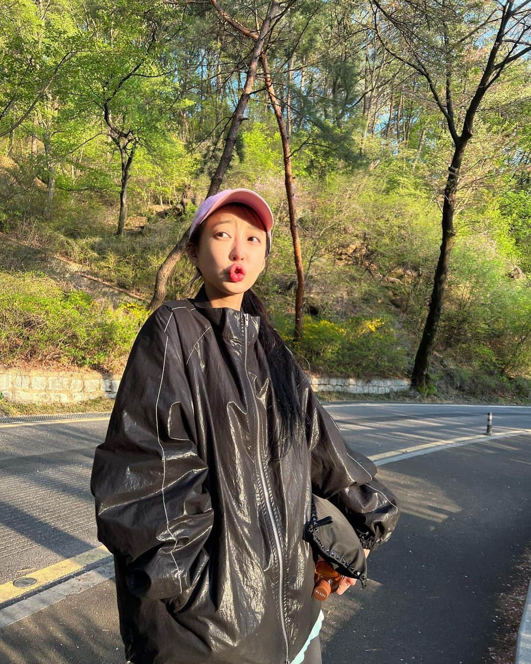 ヘリンのインスタグラム：「@goodgalhanna 남산1초 사진100초😂😂😂😂」