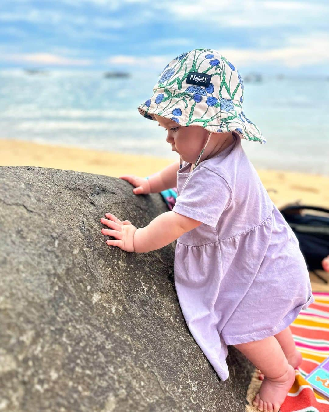 シャウナ・コックジーさんのインスタグラム写真 - (シャウナ・コックジーInstagram)「Holiday dump. Tropical island life with a 10 month old 😅  📍Tioman, Malaysia   1. Island sunsets  2. Frankie checking out the local rock quality. Making her papa proud  3. Island hopping and checking out the swings  4. Boat boob. Her lil life jacket 🥹 5. The day a huge pod of dolphins came to hang out with our boat 6. Jungle hikes. Kinda scary.  7. @graciemartinclimber the most keen snorkeler out there!  8. This view! Pristine rainforest, turquoise water 💕 9. Beach day  10. Girl crew. Love how much these two love each other!」4月10日 23時11分 - shaunacoxsey