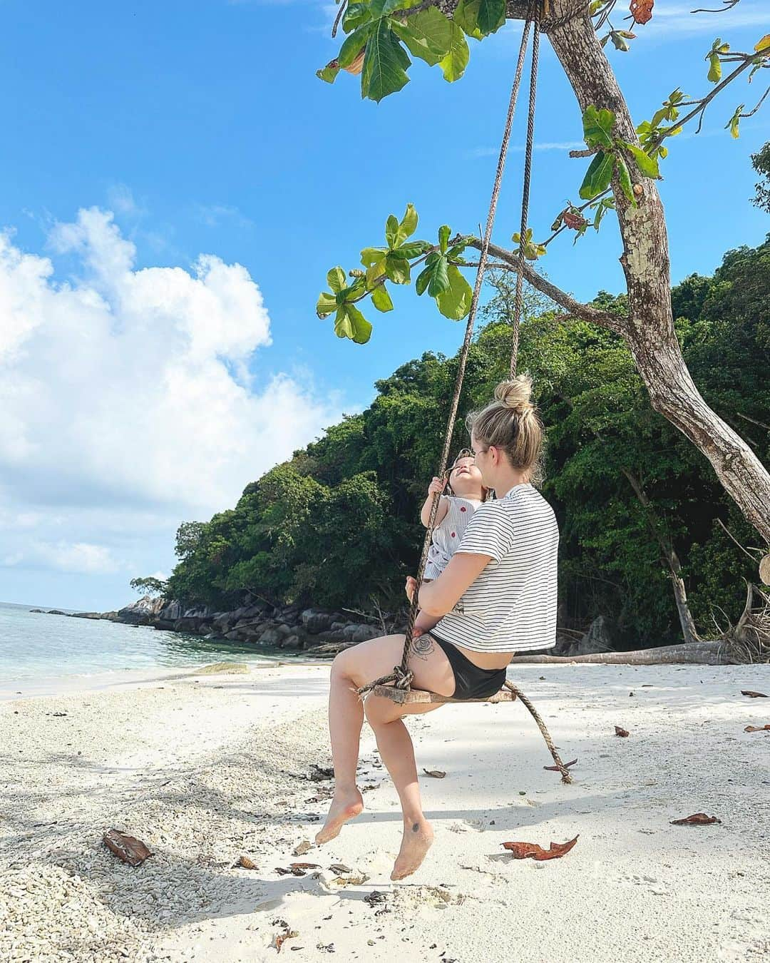 シャウナ・コックジーさんのインスタグラム写真 - (シャウナ・コックジーInstagram)「Holiday dump. Tropical island life with a 10 month old 😅  📍Tioman, Malaysia   1. Island sunsets  2. Frankie checking out the local rock quality. Making her papa proud  3. Island hopping and checking out the swings  4. Boat boob. Her lil life jacket 🥹 5. The day a huge pod of dolphins came to hang out with our boat 6. Jungle hikes. Kinda scary.  7. @graciemartinclimber the most keen snorkeler out there!  8. This view! Pristine rainforest, turquoise water 💕 9. Beach day  10. Girl crew. Love how much these two love each other!」4月10日 23時11分 - shaunacoxsey