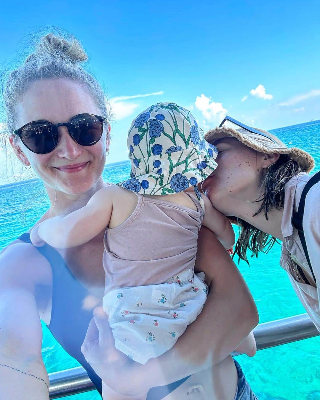 シャウナ・コックジーさんのインスタグラム写真 - (シャウナ・コックジーInstagram)「Holiday dump. Tropical island life with a 10 month old 😅  📍Tioman, Malaysia   1. Island sunsets  2. Frankie checking out the local rock quality. Making her papa proud  3. Island hopping and checking out the swings  4. Boat boob. Her lil life jacket 🥹 5. The day a huge pod of dolphins came to hang out with our boat 6. Jungle hikes. Kinda scary.  7. @graciemartinclimber the most keen snorkeler out there!  8. This view! Pristine rainforest, turquoise water 💕 9. Beach day  10. Girl crew. Love how much these two love each other!」4月10日 23時11分 - shaunacoxsey