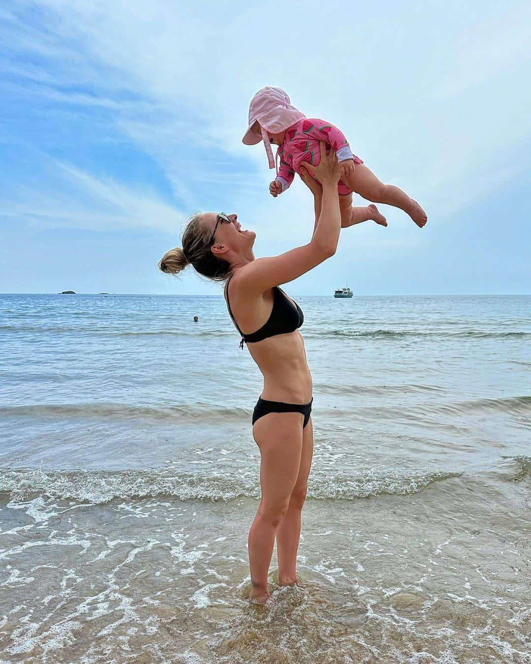 シャウナ・コックジーさんのインスタグラム写真 - (シャウナ・コックジーInstagram)「Holiday dump. Tropical island life with a 10 month old 😅  📍Tioman, Malaysia   1. Island sunsets  2. Frankie checking out the local rock quality. Making her papa proud  3. Island hopping and checking out the swings  4. Boat boob. Her lil life jacket 🥹 5. The day a huge pod of dolphins came to hang out with our boat 6. Jungle hikes. Kinda scary.  7. @graciemartinclimber the most keen snorkeler out there!  8. This view! Pristine rainforest, turquoise water 💕 9. Beach day  10. Girl crew. Love how much these two love each other!」4月10日 23時11分 - shaunacoxsey