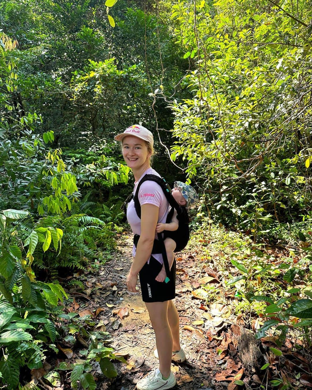 シャウナ・コックジーさんのインスタグラム写真 - (シャウナ・コックジーInstagram)「Holiday dump. Tropical island life with a 10 month old 😅  📍Tioman, Malaysia   1. Island sunsets  2. Frankie checking out the local rock quality. Making her papa proud  3. Island hopping and checking out the swings  4. Boat boob. Her lil life jacket 🥹 5. The day a huge pod of dolphins came to hang out with our boat 6. Jungle hikes. Kinda scary.  7. @graciemartinclimber the most keen snorkeler out there!  8. This view! Pristine rainforest, turquoise water 💕 9. Beach day  10. Girl crew. Love how much these two love each other!」4月10日 23時11分 - shaunacoxsey