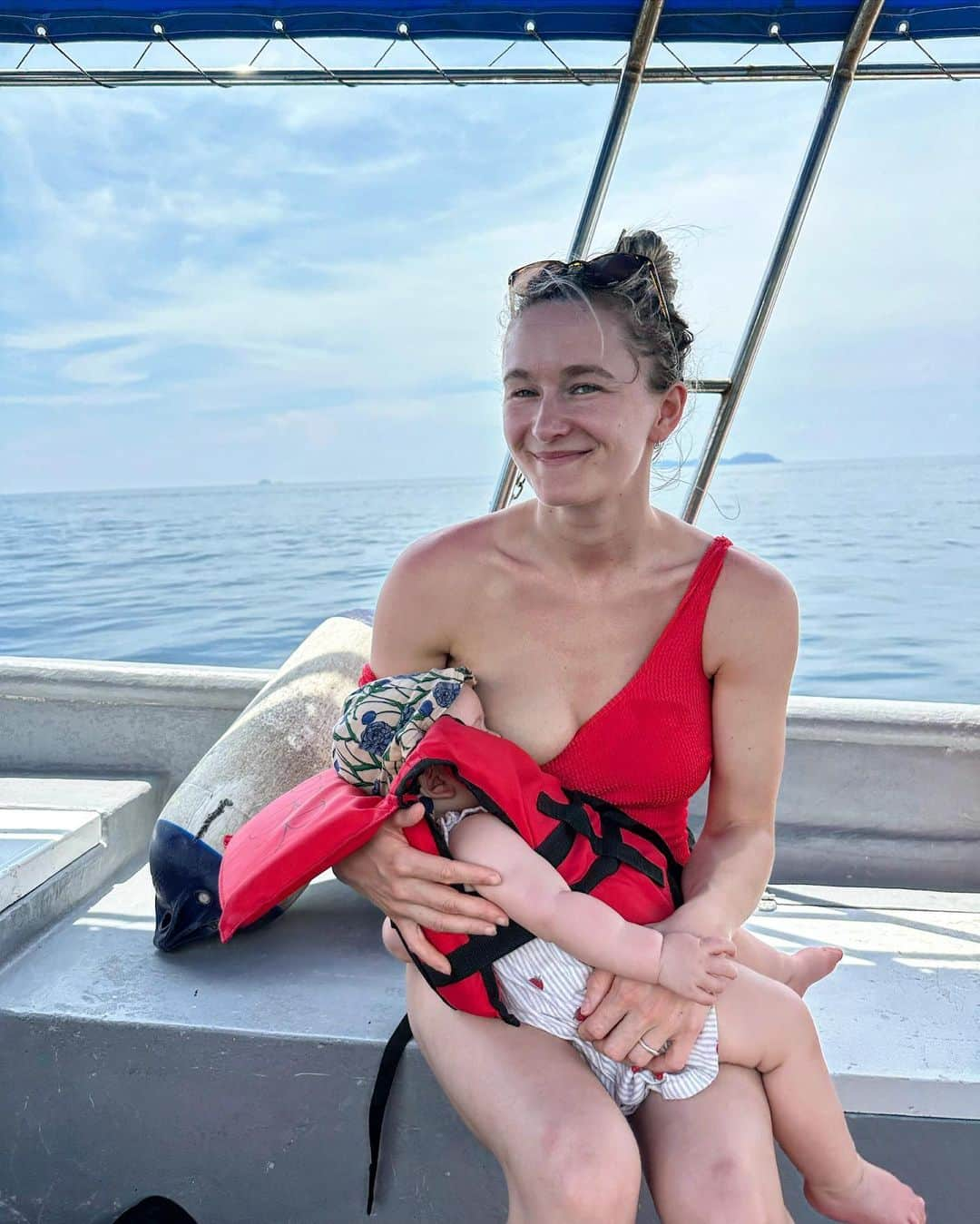 シャウナ・コックジーさんのインスタグラム写真 - (シャウナ・コックジーInstagram)「Holiday dump. Tropical island life with a 10 month old 😅  📍Tioman, Malaysia   1. Island sunsets  2. Frankie checking out the local rock quality. Making her papa proud  3. Island hopping and checking out the swings  4. Boat boob. Her lil life jacket 🥹 5. The day a huge pod of dolphins came to hang out with our boat 6. Jungle hikes. Kinda scary.  7. @graciemartinclimber the most keen snorkeler out there!  8. This view! Pristine rainforest, turquoise water 💕 9. Beach day  10. Girl crew. Love how much these two love each other!」4月10日 23時11分 - shaunacoxsey