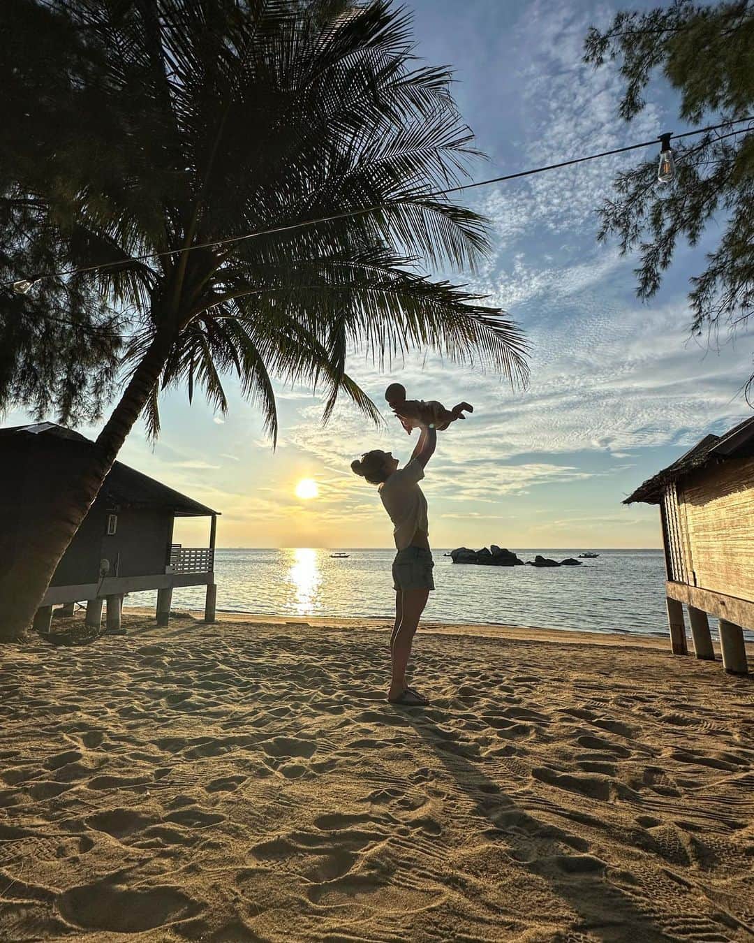 シャウナ・コックジーのインスタグラム：「Holiday dump. Tropical island life with a 10 month old 😅  📍Tioman, Malaysia   1. Island sunsets  2. Frankie checking out the local rock quality. Making her papa proud  3. Island hopping and checking out the swings  4. Boat boob. Her lil life jacket 🥹 5. The day a huge pod of dolphins came to hang out with our boat 6. Jungle hikes. Kinda scary.  7. @graciemartinclimber the most keen snorkeler out there!  8. This view! Pristine rainforest, turquoise water 💕 9. Beach day  10. Girl crew. Love how much these two love each other!」