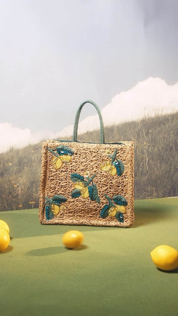 Anthropologieのインスタグラム：「Our main squeeze of the summer? Say hello the Lemon Raffia Tote – a brightly beaded, *ludicrously capacious* bag ready to make your summer outfits sweeter. [link in bio to shop more zesty things] 🍋」