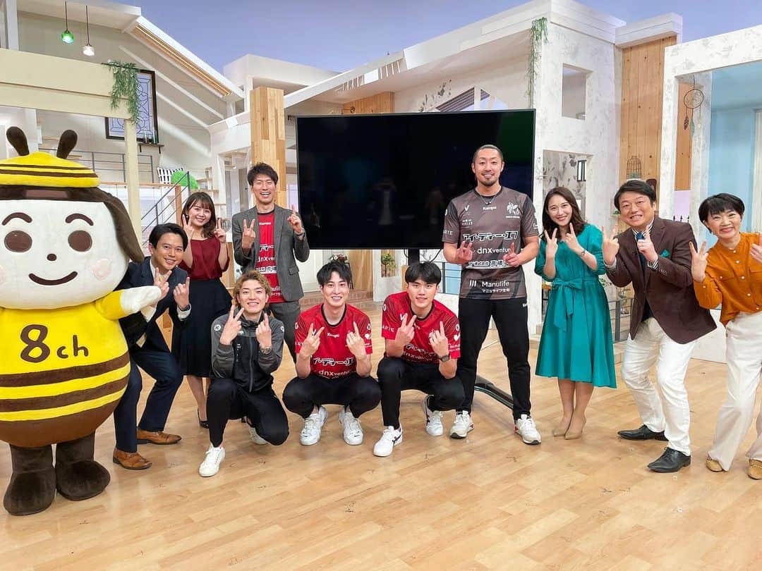 石野智子のインスタグラム：「㊗️  ヴォレアス北海道🏐 V1昇格おめでとうございます🐺🎊  佐々木選手、後藤選手、張育陞選手、戸田選手、ありがとうございました🙌✨  トップリーグで戦う次のシーズンも楽しみ！！  #ヴォレアス北海道 #V1 #Vリーグ #バレーボール #UHB #みんテレ #アナウンサー」