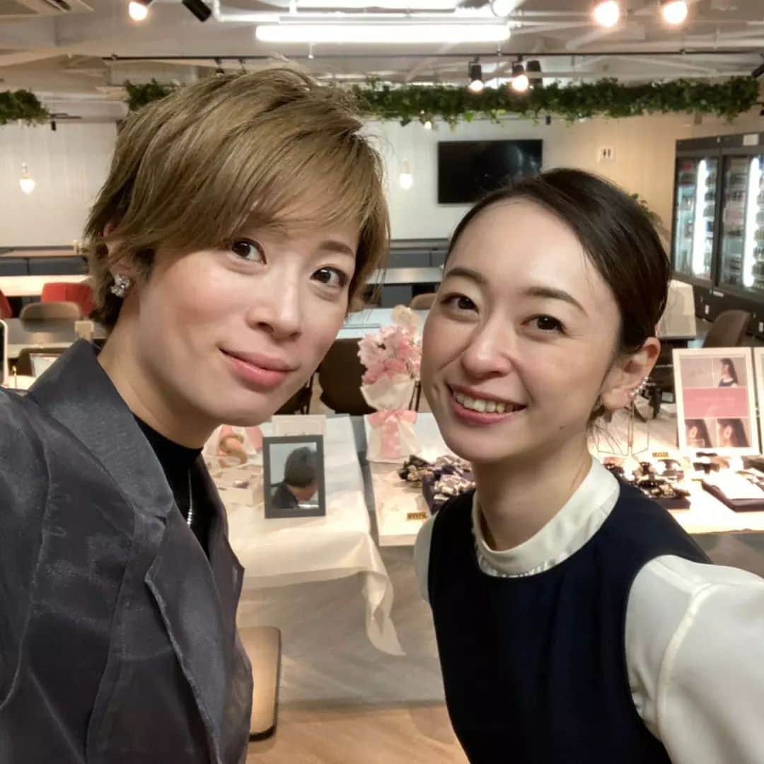 瞳ゆゆのインスタグラム：「昨日は、POP-UP&トークショーにお越しいただきありがとうございました！  ルナ@luna_saezuki とのトークショーでは、そんなこともあったあった！と、とても懐かしい気持ちになりました😌  オンラインでご参加いただいた方には、Wi-Fi環境の具合か、音声が聞き取れないところが多かったとのご報告をいただいており、大変申し訳ありません。  アーカイブでは、聞き取れない部分は可能な限りテロップを入れるよう努めておりますので、配信までもう少々お時間をいただきたいです。  また、開催できますように😌  #宝塚og #イベント #宝塚」