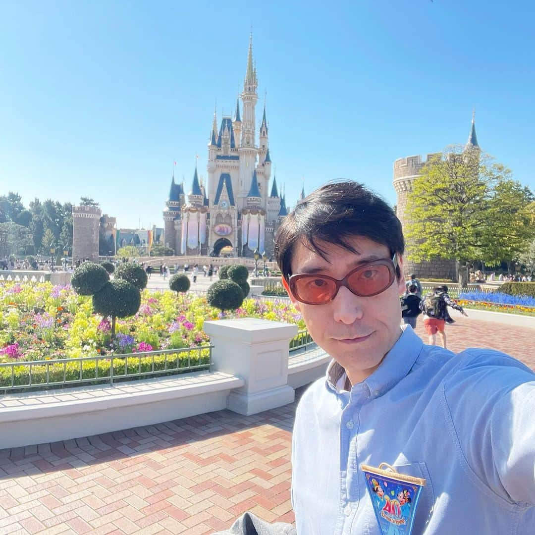 小宮山雄飛さんのインスタグラム写真 - (小宮山雄飛Instagram)「東京ディズニーリゾート４０周年！ 晴れてるし、パレードもショーも最高！ あとは座るのみ！ #tdl #tdr #おひとりディズニー」4月10日 14時31分 - yuhikomiyama