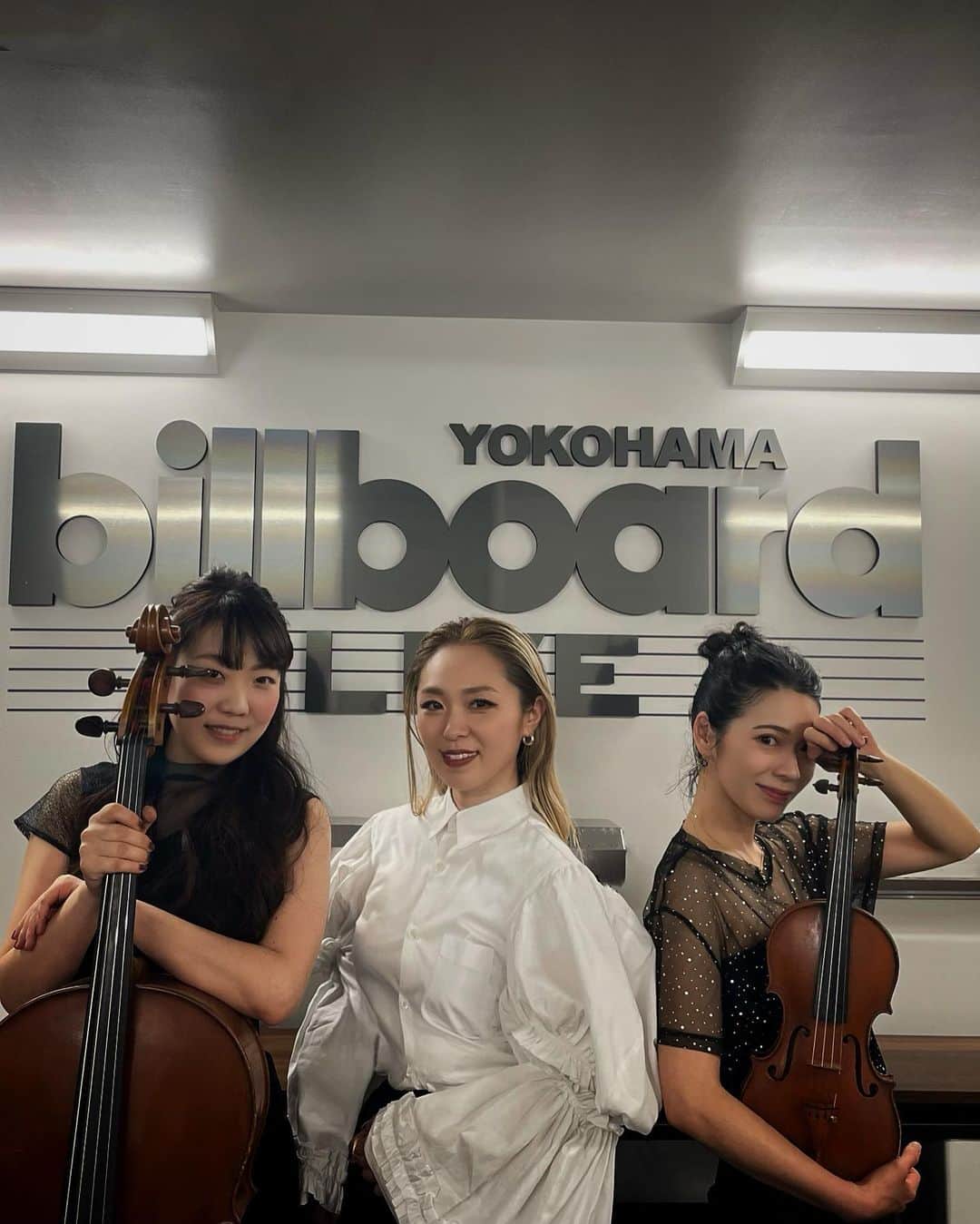 傳田真央さんのインスタグラム写真 - (傳田真央Instagram)「YOKOHAMA🌹Thank you for coming out and jamming with us‼︎ ⁡ INORANさん、素敵なメンバー、そして会場のみなさんと奏でるハーモニーの中に今日しかないstoryがたくさん生まれました♩  このDream teamで新曲Asymmetry loveも歌わせていただき...震えます💔⚡️  Oasisでの幸せな時間をありがとうございました 🎸🎷🎻🎻🎹🎙🎙  ⁡ #INORAN Billboard Live Tour #INMYOASIS Billboard Session 2023  ⁡ Next stop → TOKYO 🌹 inoran.org/show/25957/」4月10日 14時25分 - denda_mao