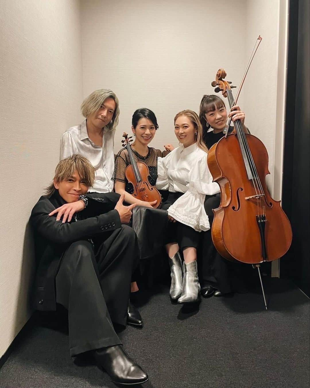 傳田真央のインスタグラム：「YOKOHAMA🌹Thank you for coming out and jamming with us‼︎ ⁡ INORANさん、素敵なメンバー、そして会場のみなさんと奏でるハーモニーの中に今日しかないstoryがたくさん生まれました♩  このDream teamで新曲Asymmetry loveも歌わせていただき...震えます💔⚡️  Oasisでの幸せな時間をありがとうございました 🎸🎷🎻🎻🎹🎙🎙  ⁡ #INORAN Billboard Live Tour #INMYOASIS Billboard Session 2023  ⁡ Next stop → TOKYO 🌹 inoran.org/show/25957/」