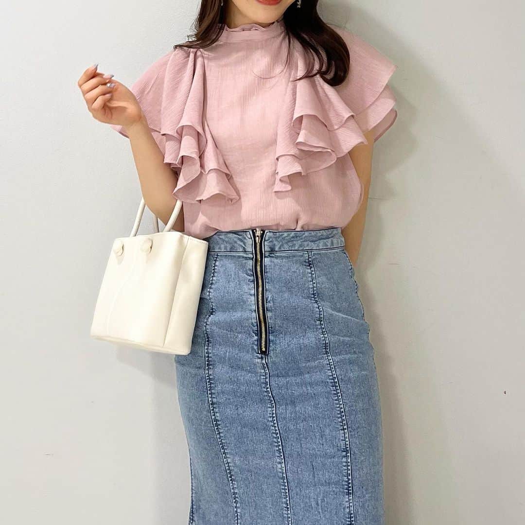 神戸レタス三宮店さんのインスタグラム写真 - (神戸レタス三宮店Instagram)「・  ✨本日入荷アイテム✨ 小澤美里さんコラボコーデ🤍  WEB完売のブラウスやスカートも今なら店舗でゲット出来ちゃいます🫶🏻 是非お近くにお越しの際は店舗へお立ち寄り下さいませ☺️ ・ ・ ・ 🏷 C6451(小澤美里さんコラボ) M3794(小澤美里さんコラボ) B1520  ▶︎▶︎▶︎STAFF たにぴ　155cm(梅田店) ・ ・  #kobelettuce#神戸レタス#プチプラコーデ#プチプラ#大人女子#おしゃれ女子 #coordinate#ootd#ootdfashion#コーデ#コーディネート#fashion#今日のコーデ#おしゃれさんと繋がりたい #春服 #春服コーデ #osaka#大阪#HEP_SHOPS#20代ファッション#きれいめコーデ#キレカジ#パープルコーデ#春カラー#マーメイドスカート #ブラウスコーデ #デニムコーデ #レタジョ#hep#aeonmall_toyokawa_topic」4月10日 14時40分 - kobe_lettuce_realshop