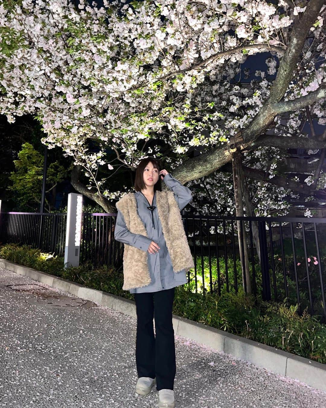 のインスタグラム：「Sakura at night in Tokyo  変形シャツがすき。  Shirt👔@heenie.heenie  Nail💅@chipieee_ebisu」