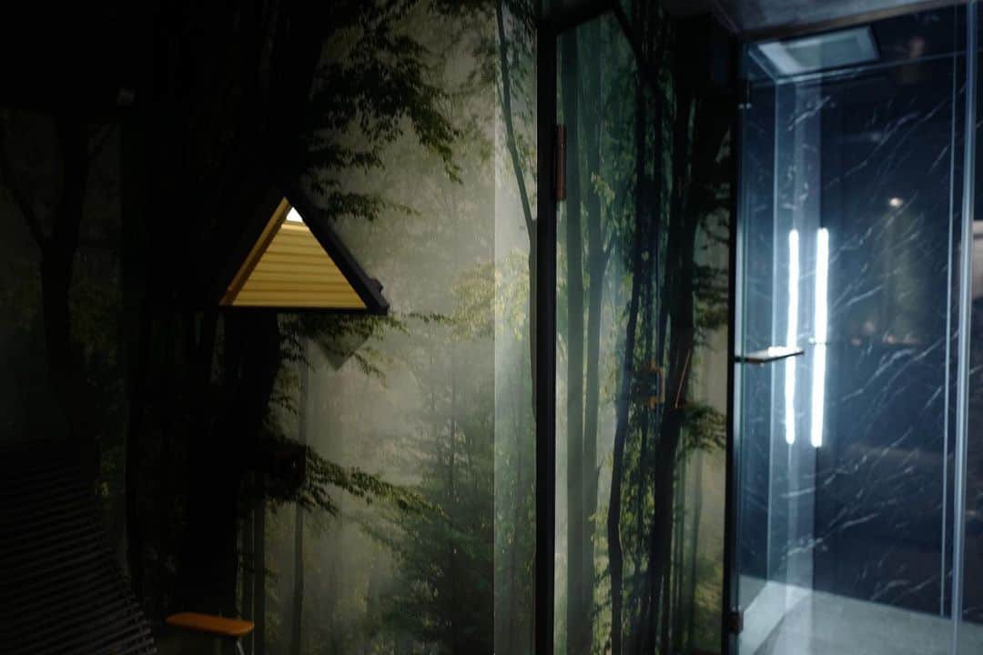 真奈さんのインスタグラム写真 - (真奈Instagram)「京都丸太町の @sauna_rezone_kyoto さんへ🧖‍♀️  京都初のひとりサウナ🧖‍♀️ まちなか癒しの森ということで 癒されてきました🧸  緑と音楽で癒され、 貸し出しの森の動物サウナハットで癒され最高でした🧖‍♀️  サウナ室あっつあつでしたよ！  ドリンクも２ついただけるので サウナ中もサウナ後も水分補給ばっちりです♡︎  ことちゃんがプライベートで 訪れた時に最高だったと 連絡をくれて実現した撮影です🎥 ことちゃん立派なサウナーになってて面白いな。笑  京都お近くの方はぜひ♡︎ 動画お楽しみに☺️  #REZONE #京都サウナ #むちむちサウナ　#サウナ女子」4月10日 14時33分 - manatmnt0116