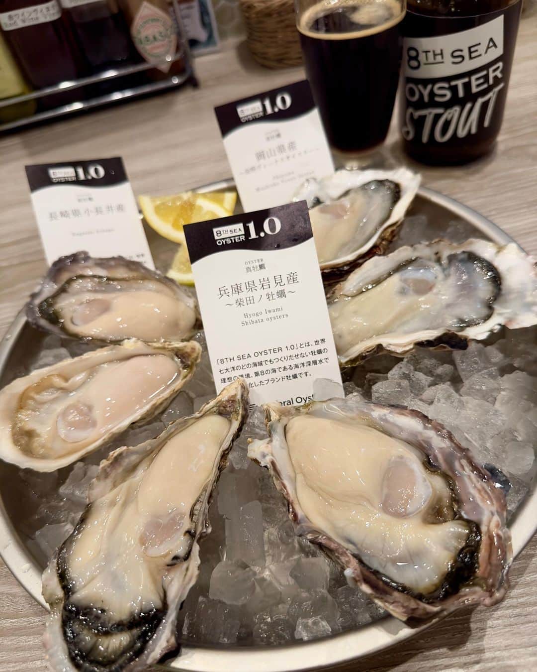 のインスタグラム：「日本最大級のオイスターバーを経営している"ゼネラルオイスター"の人気店「8TH SEA OYSTER Bar」銀座コリドー店へ。  特許技術を用いて、海洋深層水で48時間以上浄化した生牡蠣が特徴。 ミネラル豊富で、ワンランク上の牡蠣料理が楽しめる。  牡蠣専用クラフトビールや、牡蠣に合わせて作った白ワインなど、まさに牡蠣好きのためのレストラン。  アプリでポイントが貯められるのもお得。  食べ比べてみて、自分は兵庫県岩見産"柴田ノ牡蠣"が好みでした。  #エイスシーオイスターバー  #エイスシーオイスターバー銀座コリドー店  #8thseaoysterbar #オイスター  #オイスターバー  #牡蠣 #生牡蠣 #カキフライ #クラフトビール #ゼネラルオイスター  #東京グルメ #銀座グルメ  #銀座コリドー街  #youtube  #わっきーtv」