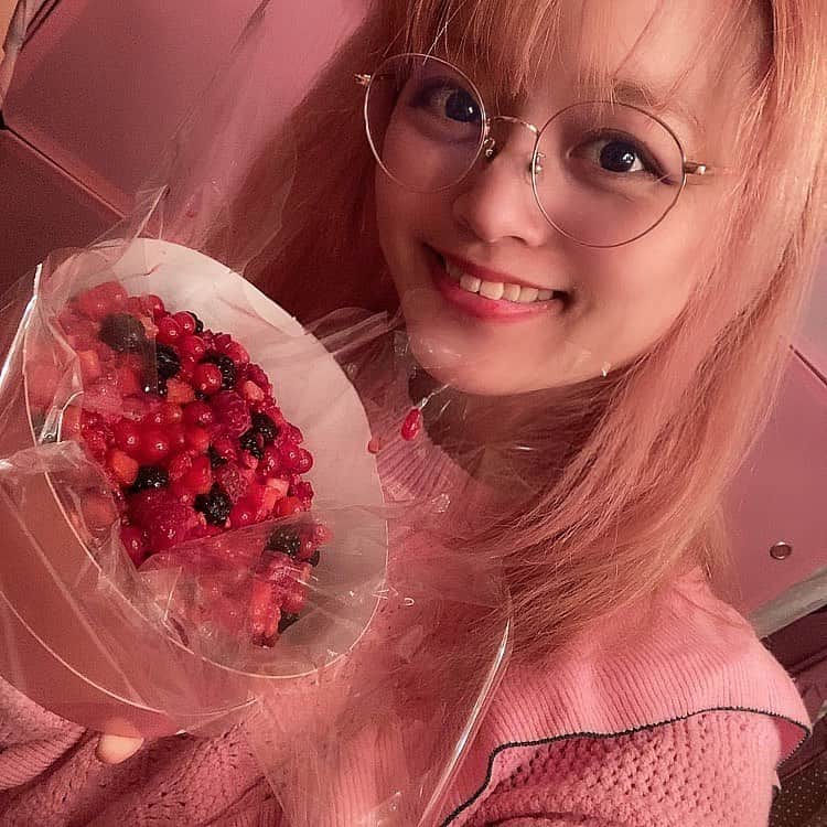 のインスタグラム：「💖💖💖💖💖💖💖💖💖 @misono_koda_official   misonoちゃんから 誕生日になんとサプライズ たむらけんじさん（　@tamuradojou ）の チーズケーキとか 焼肉たむらの商品を全種類くれた🥹🥹🥹💘💘💘💘  いつも妹って言ってくれて 可愛がってくれるmisonoちゃん😭 本当にだいすきが止まらない🥺💞  そしてmisoNosukeさんの チャリティーグッズの お茶までプレゼントしてもらた😭😭😭❤️❤️❤️❤️ 最高のバースデープレゼント 本当にありがとう😭😭💖💖💖  #misono #焼肉たむら #らぶ」