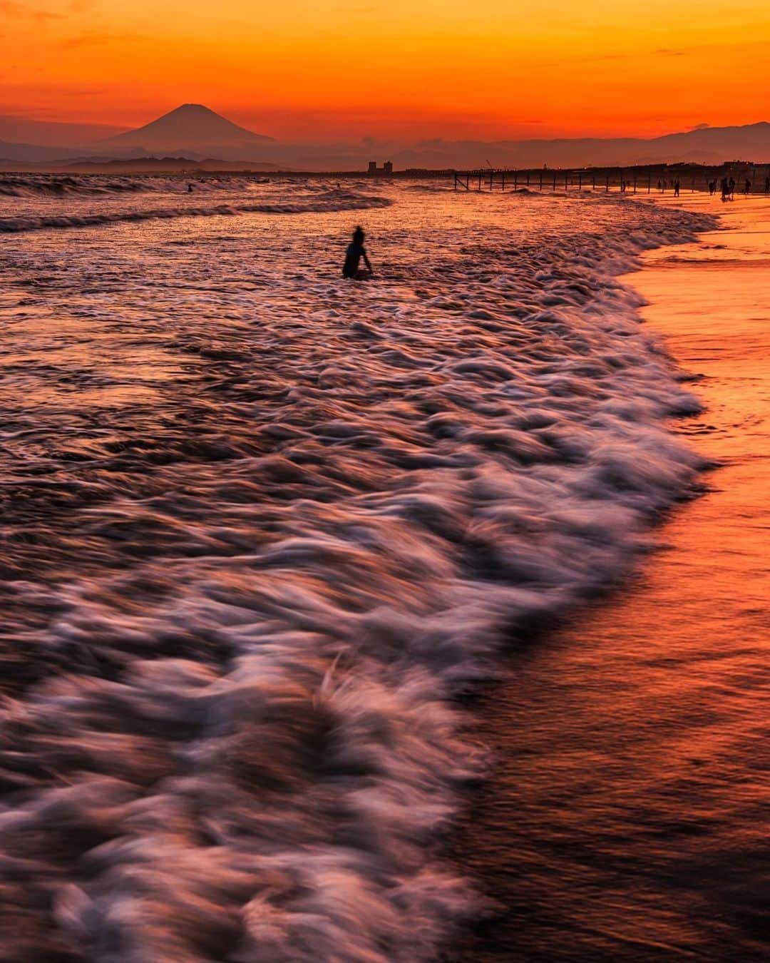Canon Asiaのインスタグラム：「Sometimes, perfection isn't all its cracked up to be. 🧐⁣ ⁣ Having clear, well-defined images is all fine and good, but sometimes one must look beyond the ideal to properly capture the moment. This blurry shot of the seaside provided by @toshiii1213 is a prime example. What appears as a misstep is actually purposeful; the unceasing movement of lapping waves communicated as fuzzy and indistinct. Along with a fading view of the mountain in the background, this culminates into a very moving and visually-arresting landscape.⁣ -⁣ 📷 Image by @toshiii1213 on Canon EOS R5 | RF24-70mm f/2.8L IS USM | 37mm | f/5.6 | ISO 200 | 1/15s⁣ ⁣ Got a stunning shot you're proud of? Tag them with #canonasia or submit them on My Canon Story, link in bio!⁣ -⁣ #TeamCanon #CanonAsia #CanonPhotography #CanonPhoto #CanonImages #CanonEOSR #Mirrorless #CanonLens #CanonColourScience #PhotoOfTheDay #IAmCanon #ThePhotoHour #LandscapePhotography」