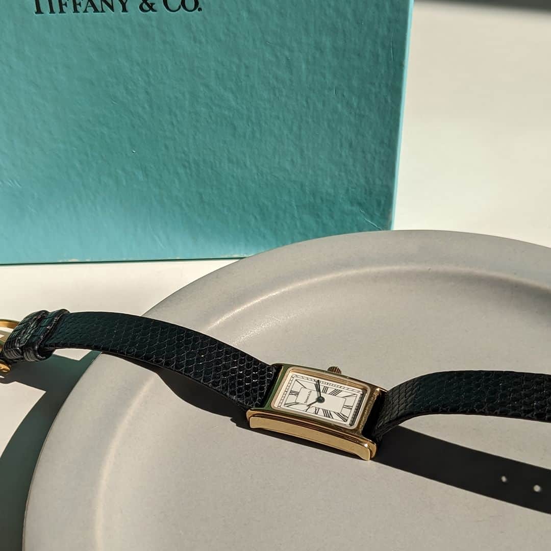 TiCTACさんのインスタグラム写真 - (TiCTACInstagram)「シンプルなローマンダイヤルに、小ぶりでスリムな18Kのレクタンギュラーケース。ティファニーの純正ベルトと純正のボックスが付属されます。  item　Vintage Tiffany&Co. Rectangle price　￥165,000 tax in 🧺商品リンクはハイライトから  ※こちらの商品は一点ものの中古商品です。現品売り切れの際はご容赦くださいませ。  #vintage  #ティファニー #ティファニーブルー  #tiffany  #tiffanywatches  #アクセサリー #ヴィンテージアクセサリー #vintagefashion #vintagewatch #ヴィンテージ #ヴィンテージ雑貨 #ヴィンテージウォッチ #アンティーク #アンティークウォッチ #古い物 #古着 #古着コーデ #古着女子 #ご褒美 #自分へのご褒美 #丁寧な暮らし #antique #antiquewatch」4月10日 14時45分 - tictac_press