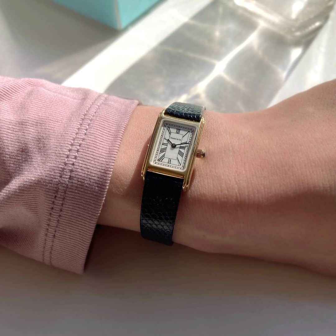 のインスタグラム：「シンプルなローマンダイヤルに、小ぶりでスリムな18Kのレクタンギュラーケース。ティファニーの純正ベルトと純正のボックスが付属されます。  item　Vintage Tiffany&Co. Rectangle price　￥165,000 tax in 🧺商品リンクはハイライトから  ※こちらの商品は一点ものの中古商品です。現品売り切れの際はご容赦くださいませ。  #vintage  #ティファニー #ティファニーブルー  #tiffany  #tiffanywatches  #アクセサリー #ヴィンテージアクセサリー #vintagefashion #vintagewatch #ヴィンテージ #ヴィンテージ雑貨 #ヴィンテージウォッチ #アンティーク #アンティークウォッチ #古い物 #古着 #古着コーデ #古着女子 #ご褒美 #自分へのご褒美 #丁寧な暮らし #antique #antiquewatch」
