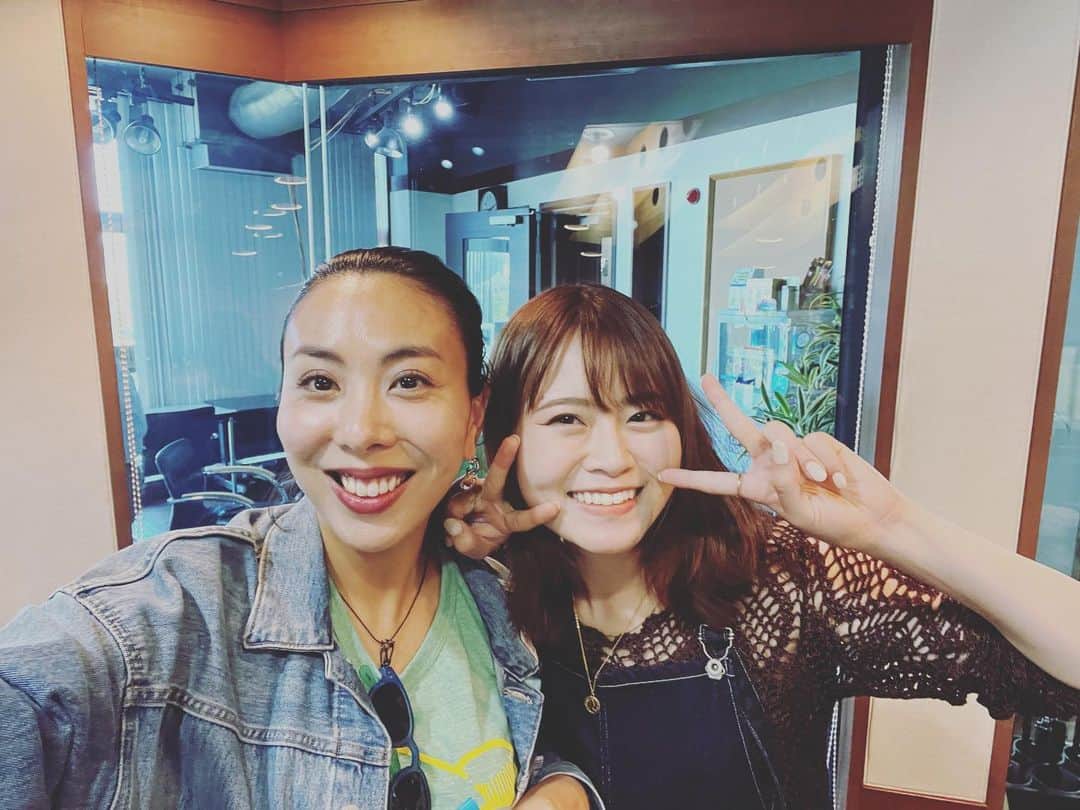 LOVEのインスタグラム：「#tokyofm #ダレハナ ラジオフレンズウィーク、月曜日、お呼びいただきありがとございました！  山﨑怜奈ちゃんとゆっくりラジオ話。  (誰も信じてくれないけれど、笑)ビビりな私がなぜラジオを続けられたか。  18歳から応援してくれてた、私が何者なのかをよく知ってくれている住吉美紀さんが近くにいる、という環境もデカいのだよ、などなど😌生放送ってやってみて初めてわかるカロリー消費感があるよね、と。れなちも長く続けられるようにますます自分を磨きながら正直に誠実に。共にがんばりませう！今日の対談、ありがとうございました。タイムフリーでもぜひ聴いてくださいね✨  また4/27(木)代官山晴れ豆のワンマン、ライブお初の方もお待ちしてます。遠慮なくどうぞ！☺️」