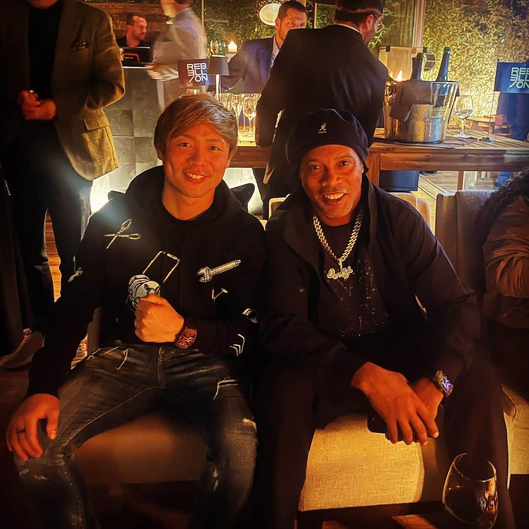 勝田貴元さんのインスタグラム写真 - (勝田貴元Instagram)「Super star @ronaldinho 🇧🇷⚽️ @rebelliontimepieces ambassadors⚡️  レベリオン アンバサダーでもあるスーパースター ロナウジーニョ🇧🇷  #ronaldinho #Rebellion #Revolt #ロナウジーニョ #サッカー #スーパースター」4月10日 14時46分 - takamotokatsuta