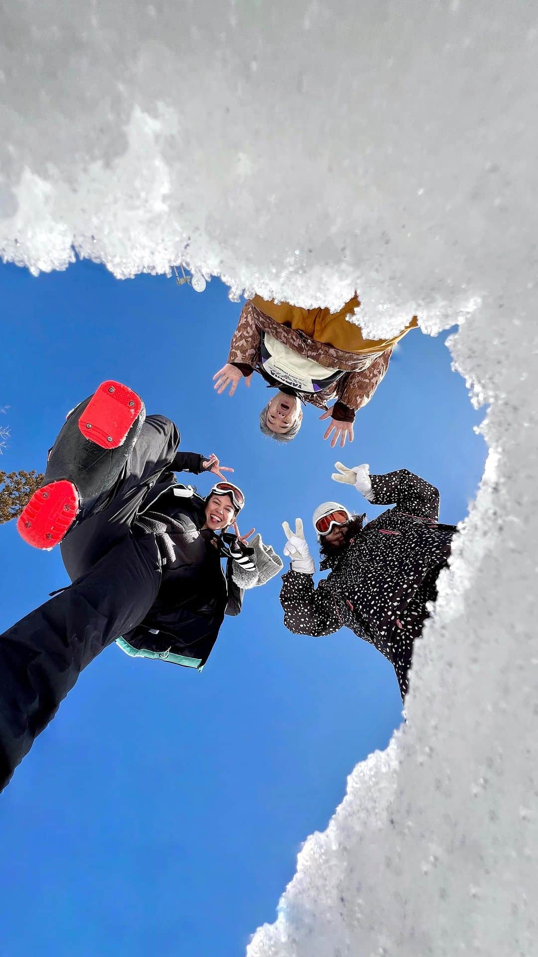 のインスタグラム：「One of my family’s enjoyments, having fun in the snooooooow! Untungnya sebelum memasuki musim semi kemarin, masih ada bagian di Jepang yg bersalju, kami manfaatkanla waktu yg ada meluncuuuuur main skiiii walaupun pake koprol2 HAHA enjoy sobat   #MalkistMarie #GeryMalkistMarie」