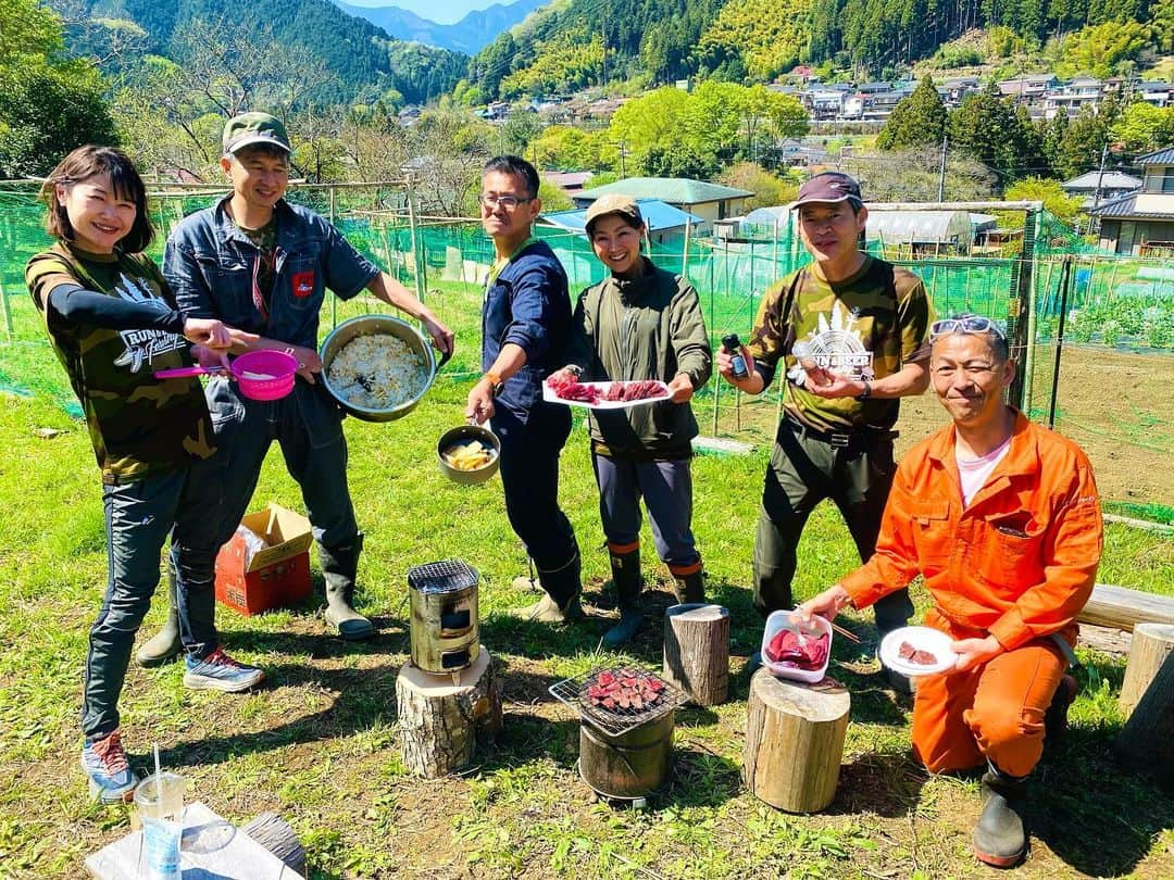 福島和可菜のインスタグラム：「✨SDGs✨最近は特に良く聞くワードになりました😄  サロンメンバーと共にホップや野菜を育てている🌳👟RUN&BEER🍺 Garden Park🌳  昨日はポカポカ陽気の中、  メンバーと共にまた新しく出来上がって行く世界を楽しみに、新しい野菜達を植えたり、整備をしたりしました😁  私が行けない時でもみんな本当に素敵に整備してくれていて、行く度にパワーアップし、グレードアップしているから驚きの連続だし、マジで楽しみしかない😁  そして改めて‼️‼️‼️ メンバーや、畑を手伝って下さっている皆様方にも感謝しかない🥹✨  畑をやりながら、畑の裏で獲れたシカ肉をいただき、七輪で焼いて食べましたー🤤  そしてメンバーのお料理番長ゆかりんが、  タケノコご飯や春巻きを作ってくれた☺️  青空クッキング🍳  めちゃくちゃ美味しかったよ〜🥰  土を触ってる時間と同じくらい、  ランチタイムは長かったけど、それはそれで良し😄  楽しい時間は多い方が良いよねっ😁  昨年はホップも豊作だったので、今年はさらに頑張りたいな🍺❤️  そして、野菜も、  小松島市さんのオクラも順調に育ったし、 野菜品評会でも入賞したし、  さらにパワーアップしていきたいと思います🥳  #runandbeer #Garden #Park #オンラインサロン #online #salon #member #最高 #ありがとう #感謝 #SDGs #シカ肉 #炭火焼き #BBQ #畑 #畑女子 #青空クッキング #ホップ #🌳 #🍺 #👟 #❤️ #✨ #☀️ #🥰 #🥳 #🍳 #🙌」