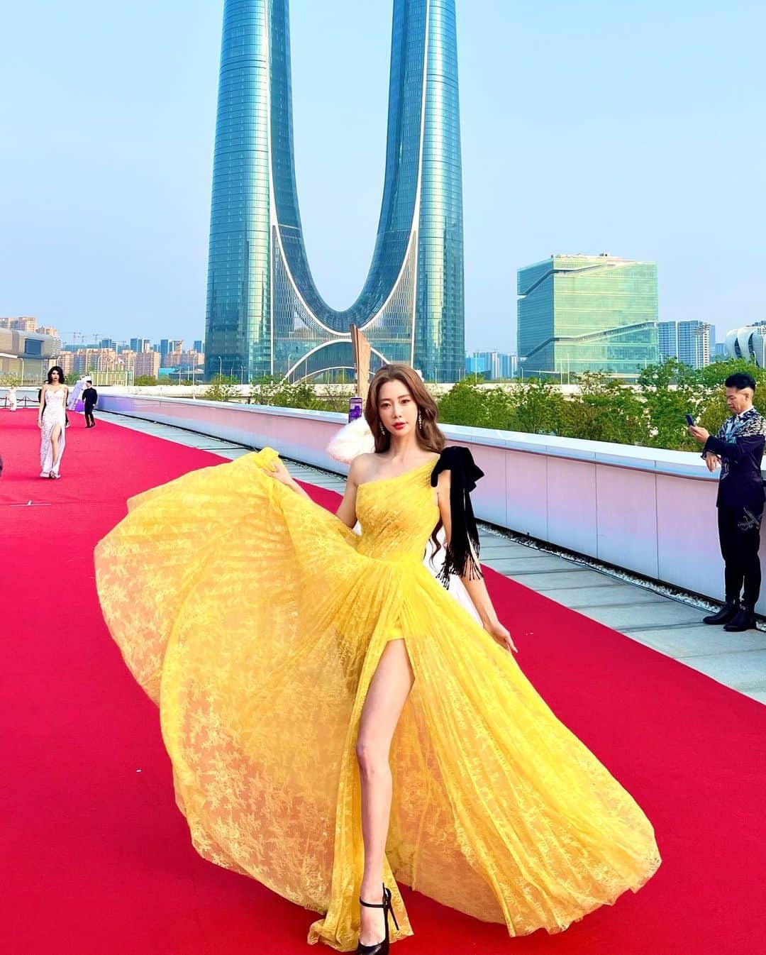 クララさんのインスタグラム写真 - (クララInstagram)「The Night of Joy Media💛  #actressclara #클라라 #cocoon #dress #redcarpet #fashion #joymedia #hangzhou」4月10日 14時56分 - actressclara