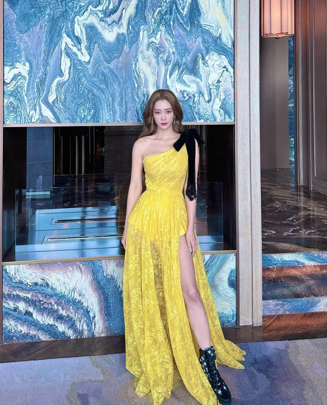 クララさんのインスタグラム写真 - (クララInstagram)「The Night of Joy Media💛  #actressclara #클라라 #cocoon #dress #redcarpet #fashion #joymedia #hangzhou」4月10日 14時56分 - actressclara