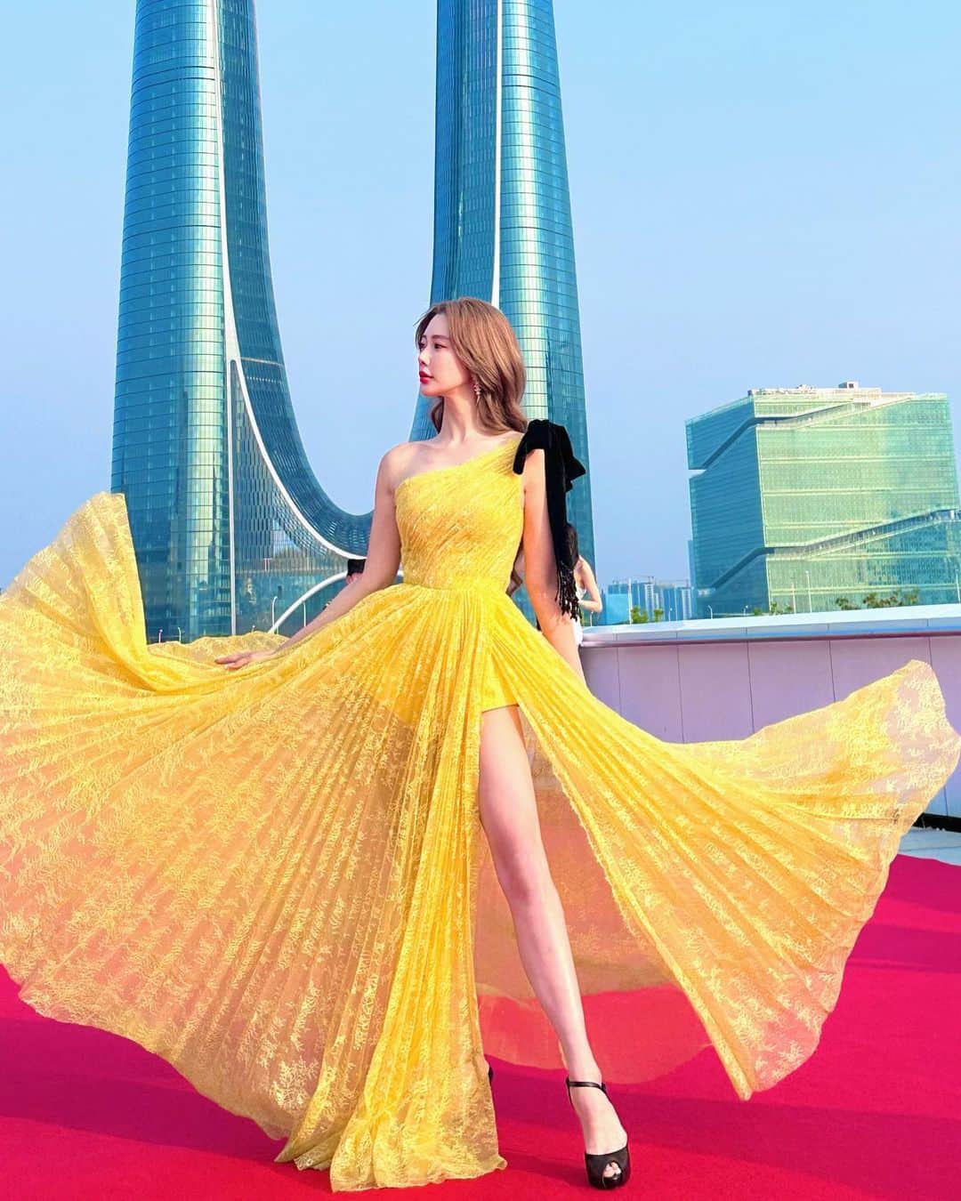 クララさんのインスタグラム写真 - (クララInstagram)「The Night of Joy Media💛  #actressclara #클라라 #cocoon #dress #redcarpet #fashion #joymedia #hangzhou」4月10日 14時56分 - actressclara