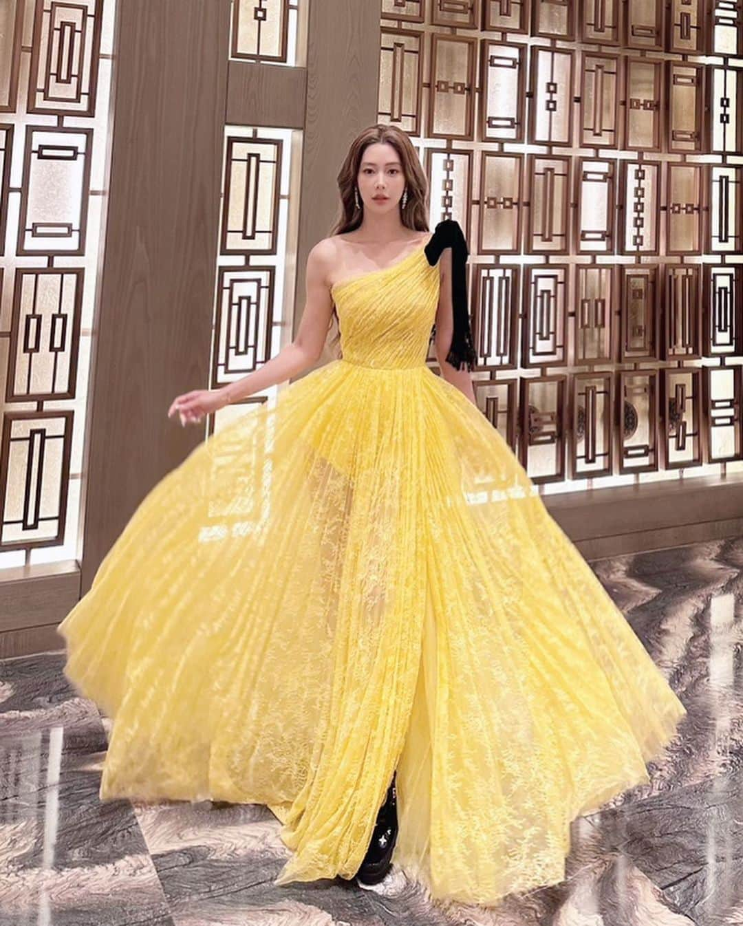 クララさんのインスタグラム写真 - (クララInstagram)「The Night of Joy Media💛  #actressclara #클라라 #cocoon #dress #redcarpet #fashion #joymedia #hangzhou」4月10日 14時56分 - actressclara