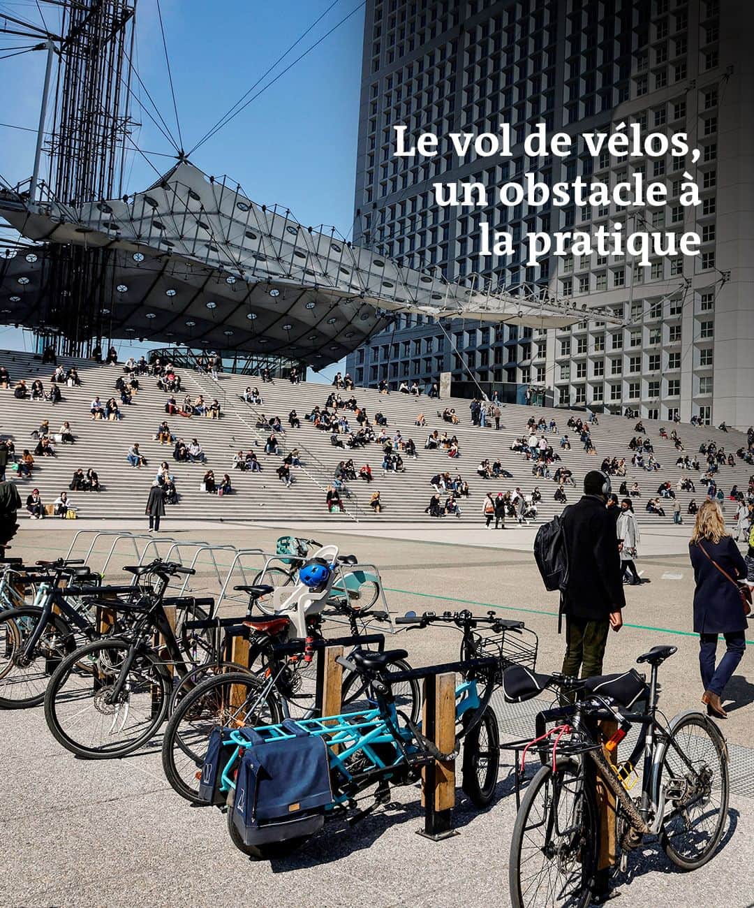 ルモンドのインスタグラム：「Vous êtes un homme plutôt jeune, vous possédez un vélo de ville, que vous accrochez à l’aide d’un simple câble, en plein air, dans une grande métropole. Qui plus est, nous sommes en début de la soirée, à la fin de l’été ou au début de l’automne. Dans ces conditions, le risque que l’on vous dérobe votre bicyclette est maximal. Ces données sont issues d’une enquête consacrée au vol de vélos, publiée le 6 avril par l’Académie de mobilités actives (ADMA), un groupe d’experts rattachés à la Fédération des usagers de la bicyclette (FUB) et que Le Monde a pu consulter.  Clément Dusong et Jean-Baptiste Gernet, les auteurs de l’enquête, espèrent qu’elle permettra de favoriser la pratique du vélo. « Le vol est le deuxième obstacle, après l’absence de sécurité des déplacements », écrivent-ils, précisant que la dernière étude sur le sujet datait de 2003. Les résultats se basent sur 2 800 réponses à un questionnaire, enrichies d’observations dans plusieurs villes et de groupes de discussion organisés avec des cyclistes ayant subi récemment un vol.  Les grandes villes sont moins sûres. Le risque est « trois fois plus fort à Paris que dans le reste de la France, deux fois plus fort à Amsterdam qu’ailleurs aux Pays-Bas, et si les vols ont diminué de 43 % au Danemark entre 2010 et 2020, ils n’ont baissé que de 25 % à Copenhague », écrivent les auteurs. - Vous avez lu 30% de cet article. - Photo : Sur le parvis de La Défense, près de Paris, le 23 mars 2021. LUDOVIC MARIN / AFP - Retrouvez notre article en suivant le lien linkinbio sur notre profil.⁣⁣ -  #voldevelos #velos #byciclette #transports」