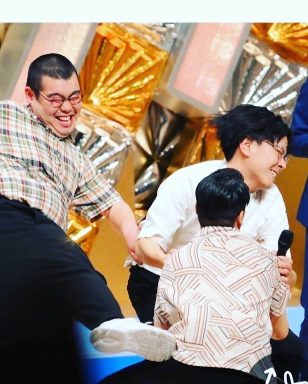 桃沢健輔のインスタグラム：「ワタナベお笑いNo.1決定戦2023 ありがとうございました！ 豆鉄砲が優勝しました！ おめでとう！ 古参顔させてもらうと豆鉄砲はずっと面白かったのであんなに愛されて嬉しいですね 投げた時ケガしなかったのもありがとう  僕らも今年で３年連続決勝ということで色々考えて出たんですが、 去年だか一昨年にファイヤーサンダーさんが、「1番難しい大会」という風に形容されていたのがなんとなく実感を伴ってきました。 これ三年くらい出てからでも勝ち方あるのか、、？」