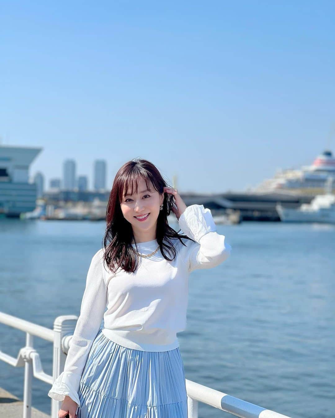 村上麻衣のインスタグラム：「昨日の山下公園🚢  お天気の良いこの季節は、  海と空の青がパノラマのように広がり 緑がたくさんあるここが とても気持ち良くて おすすめです🌞🐳🌿🕊️✨  だんだんと暖かくなってきて 元気が湧いてきそうな予感です🤭  #ヨコハマ #横浜 #山下公園 #桜木町 #みなとみらい#海#yokohama」
