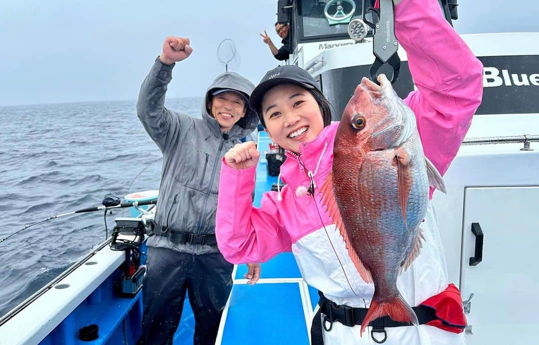 太田唯さんのインスタグラム写真 - (太田唯Instagram)「🎣🌸 @fishingvision   今夜20:00〜 釣りビジョンにて 「きょうも大漁！関東沖釣り爆釣会」 が放送です📢⚡︎  、 今回は久しぶりの"コマセ真鯛"！ これまで30種類近く色んな釣りものさせて頂きましたが実はコマセ真鯛1番苦手🥲🌀(笑)  プライベートで0匹だった記憶が濃厚すぎるけど、 今回は克服すべく！ 松本圭一先生に教わって千葉県へ行ってきました！！  目標は1.5kg！  写真の魚は一体誰のでしょうか！😂 ぜひご覧ください〜✊🔥  . #fishing #fishinglife #釣り #海釣り  #コマセマダイ #真鯛釣り #釣りビジョン #共栄丸 さん」4月10日 15時08分 - yuiohta.official