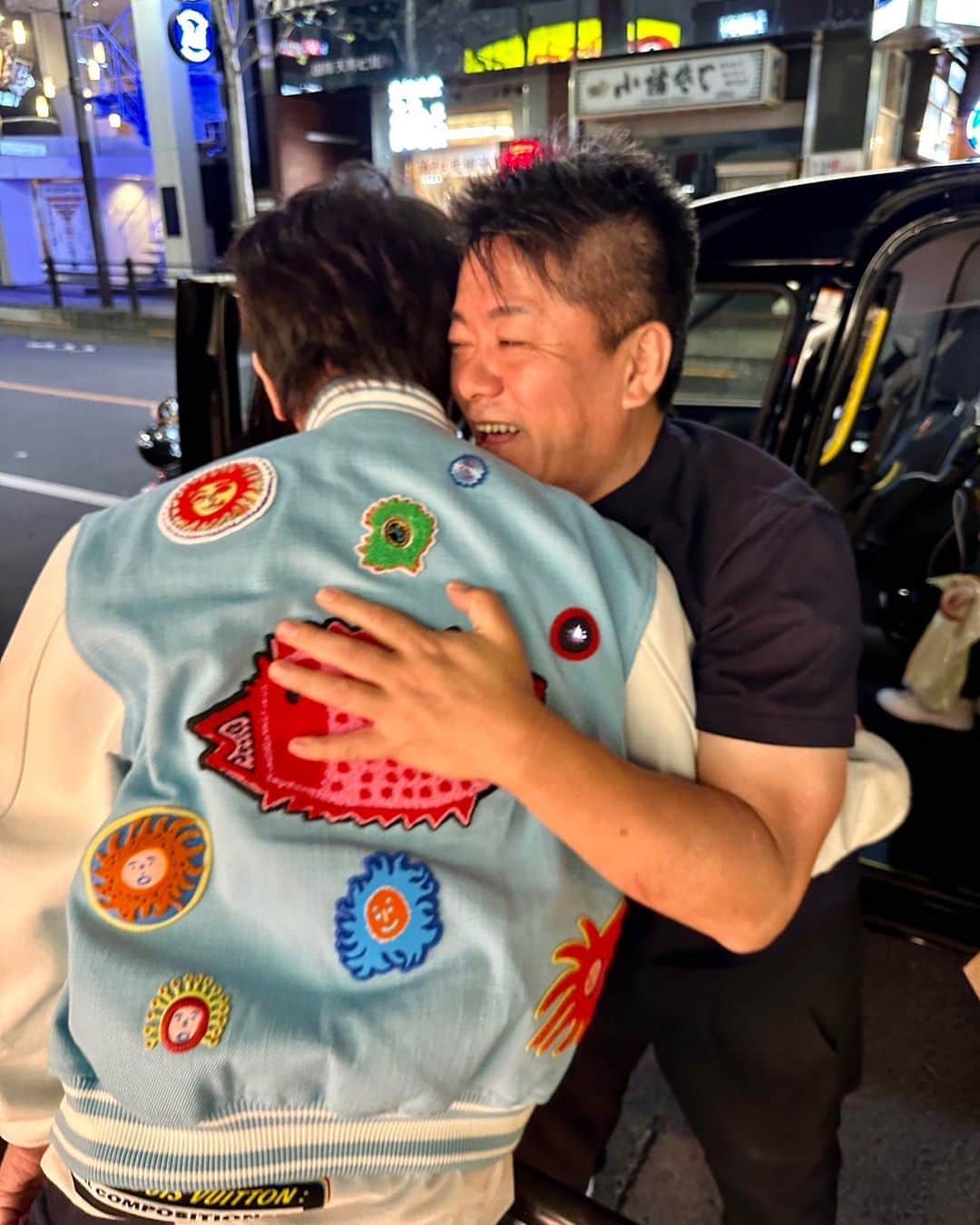 のインスタグラム：「赤坂から六本木まで歩いてたらタクシーに乗るタカポンに遭遇。 声をかけてもファンと間違えられてガン無視。 誰かが、松浦さんだよと言ってやっと反応も、 完全にもう出来上がってました 笑笑 これ、有名人あるある。僕もその気持ちよくわかります。 #堀江貴文 #松浦勝人 #散歩の途中ベロベロのホリエモンに会う」