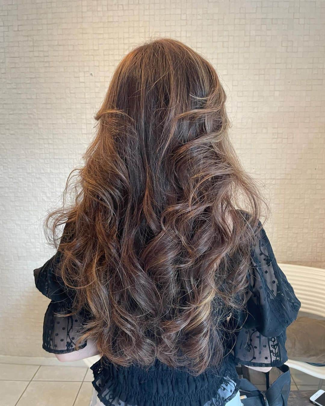 武田久美子さんのインスタグラム写真 - (武田久美子Instagram)「. 長年私が一番しっくりくる My hairstyle.  自分ではアップアレンジメントは得意なのですが、、 ブロードライやアイロンは一切やりません。 というか、出来ないのです。^_^ そんな訳で私の髪はヘアカラーをしていても とってもヘルシーなコンディションです💜   #hair #haircolor  #hairstyles #longhair」4月10日 15時10分 - kumikotakedaofficial