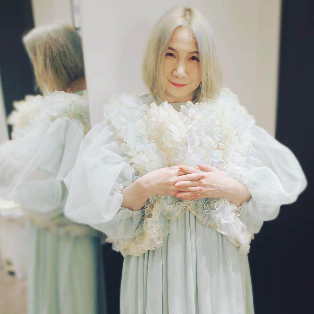 新居昭乃のインスタグラム：「『信長の野望』という、歴史シミュレーションゲームをはじめて作ったシブサワ・コウさんの、４０周年記念コンサートに出演させていただきました。  志村健一さん指揮の素晴らしいオーケストラで歌えて嬉しかったです。  平原綾香さん、想像の遥か上を行く圧倒的な歌でした。何度かお目にかかったことのあるお父さまのお話が少しできて、それも嬉しかったです。  このイベントに出演することが決まってから数ヶ月間、ずっと緊張し続けていて胃のあたりの筋肉が硬直していました。まだ抜けきらないです💦　人前で歌うのがこんなに苦手なのにこんなに長く続けて来た自分。。。あらためて神さまに感謝したい気持ちです✨✨  衣装は、MARMARIのワンピースに、ハナコちゃんのモコモコボレロを着ています💚」