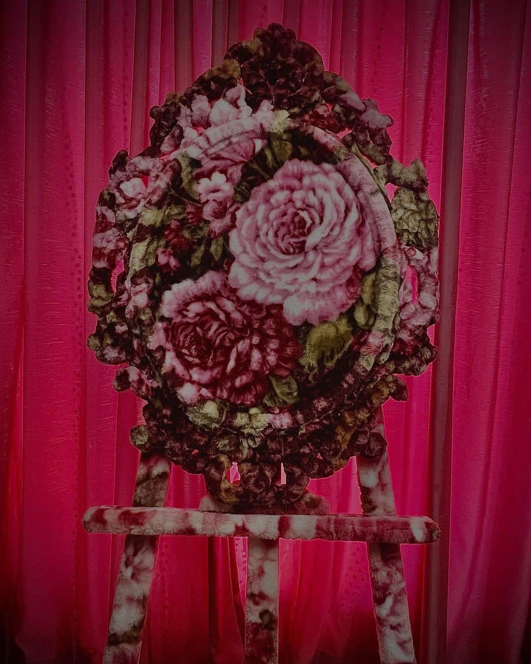 大森靖子さんのインスタグラム写真 - (大森靖子Instagram)「自宅にお迎えした江頭誠さんの作品。 鏡自体も侵食するほどの人生の花をミラーに写せたらとてもすてきです。 イーゼルとして独立させてくださったお心遣いにも感謝。」4月10日 15時11分 - omorimori