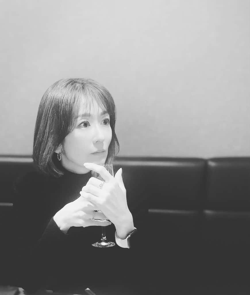 大河内奈々子さんのインスタグラム写真 - (大河内奈々子Instagram)「・ ・ 私の想いは　言葉で全てが伝わっているのだろうか？ ふと思うことがある。  伝えたつもりでも伝わらないことも、、、。  それは感謝の気持ちだったり、 間違えを正そうとする時だったり、 伝えきれないくらいの気持ちがある時もそう。  伝えるって難しいな  伝え方って難しいなと。  でもなにも言わなくても伝わる事もある😊  ところで、、、 伝えたことが伝わらないって 息子によくある、、、😑  どうしたら伝わる？  そもそも 聞いてないんだもの、、、、🙃 伝わらないよね。  まずは聞いてもらうことからスタートって事になる。。。  #大河内奈々子 #nanakoohkouchi #多分聞いてない #聞いてても忘れる #思春期男子」4月10日 15時23分 - nanakoohkouchi